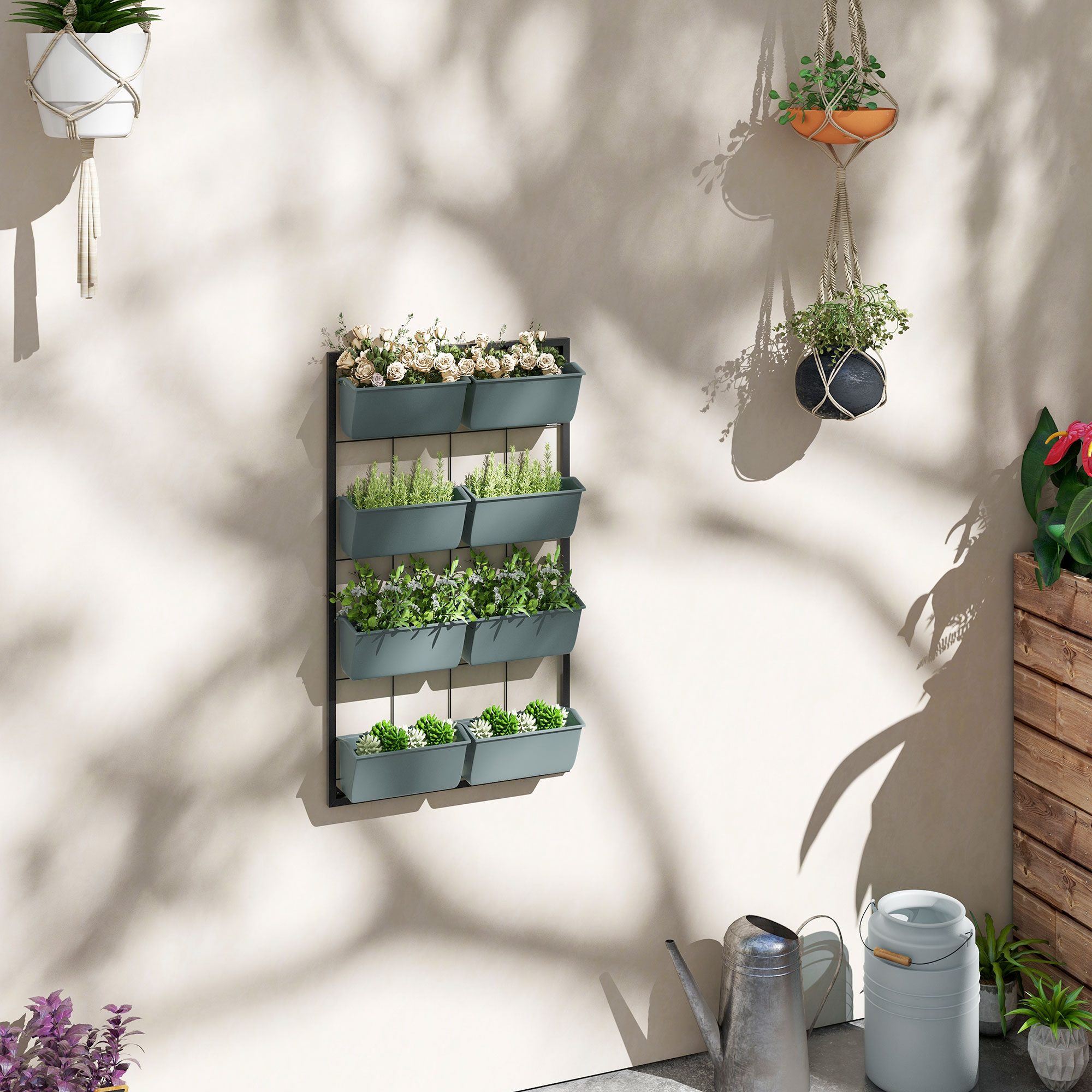 Una parete giardino verticale con piante, vasi appesi e attrezzi da giardinaggio.
