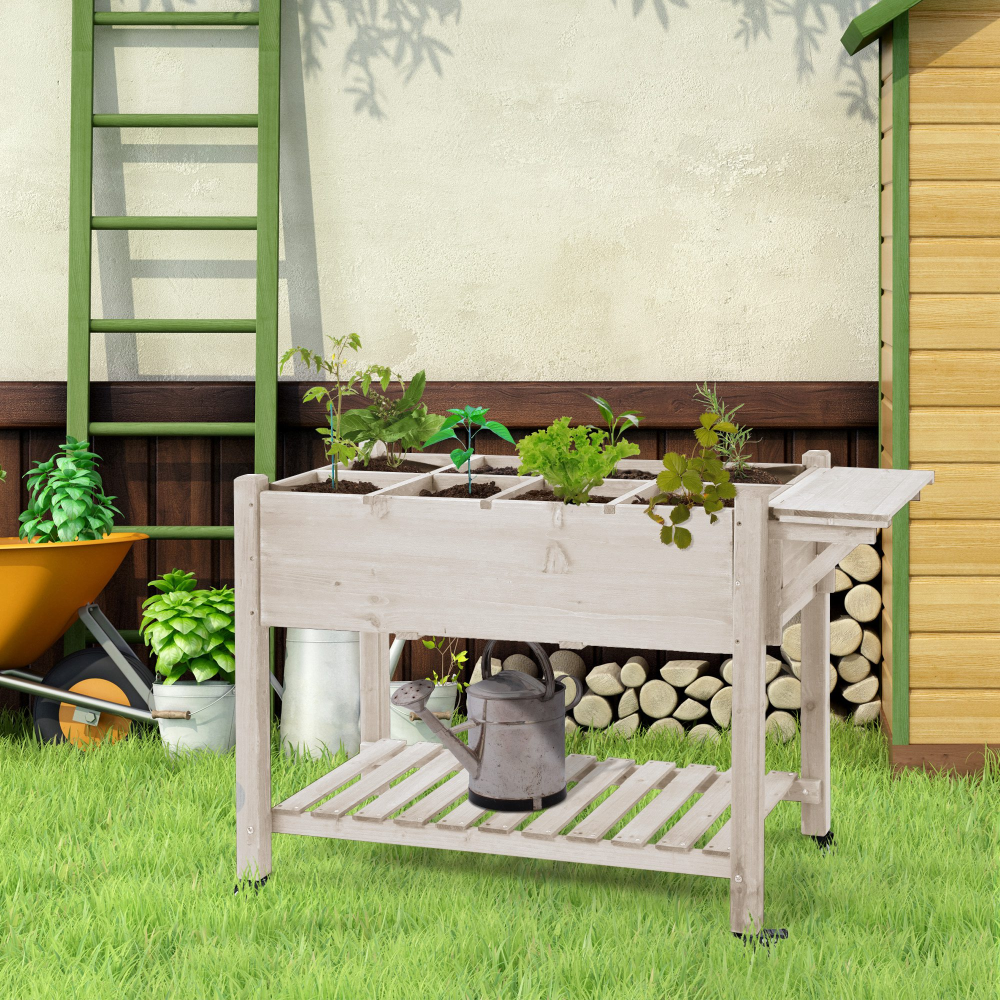 Un tavolo da piantumazione in legno con più scomparti si trova sull'erba verde.