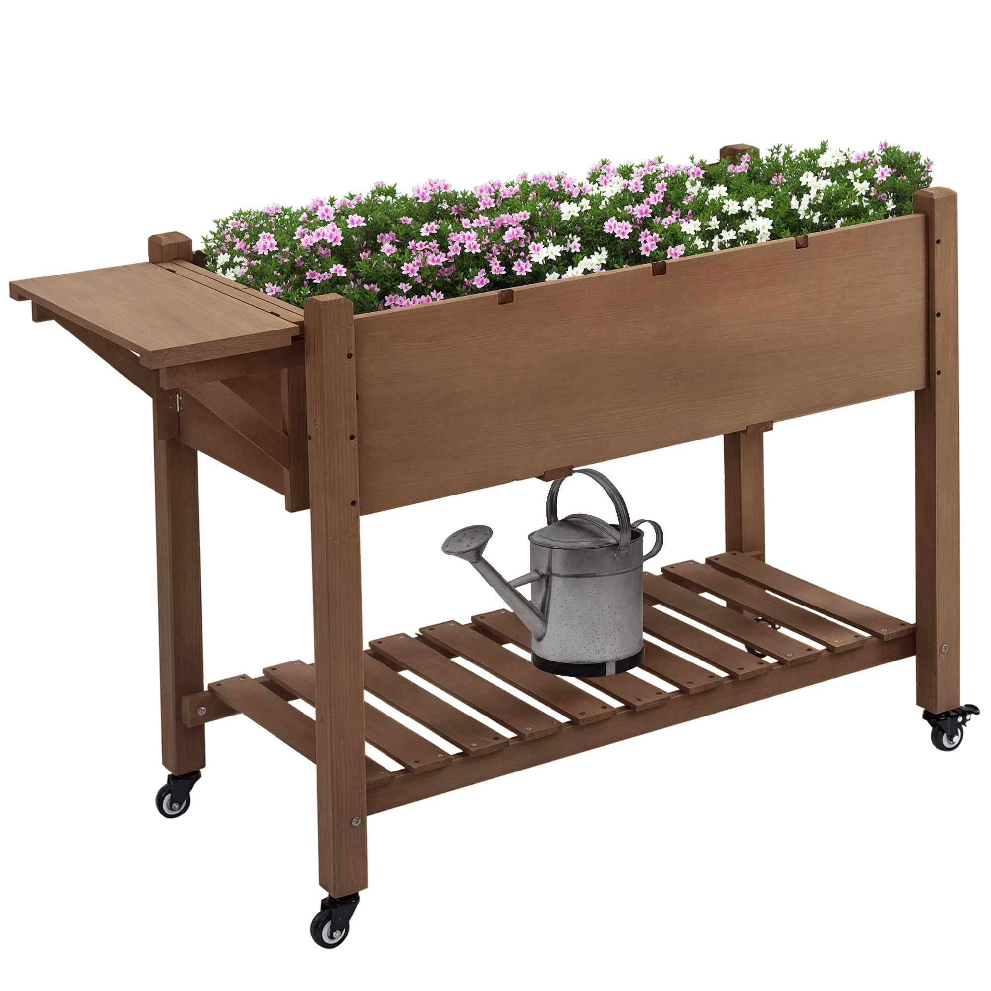 Un carretto da giardino in legno rialzato con fiori rosa e bianchi e un annaffiatoio.