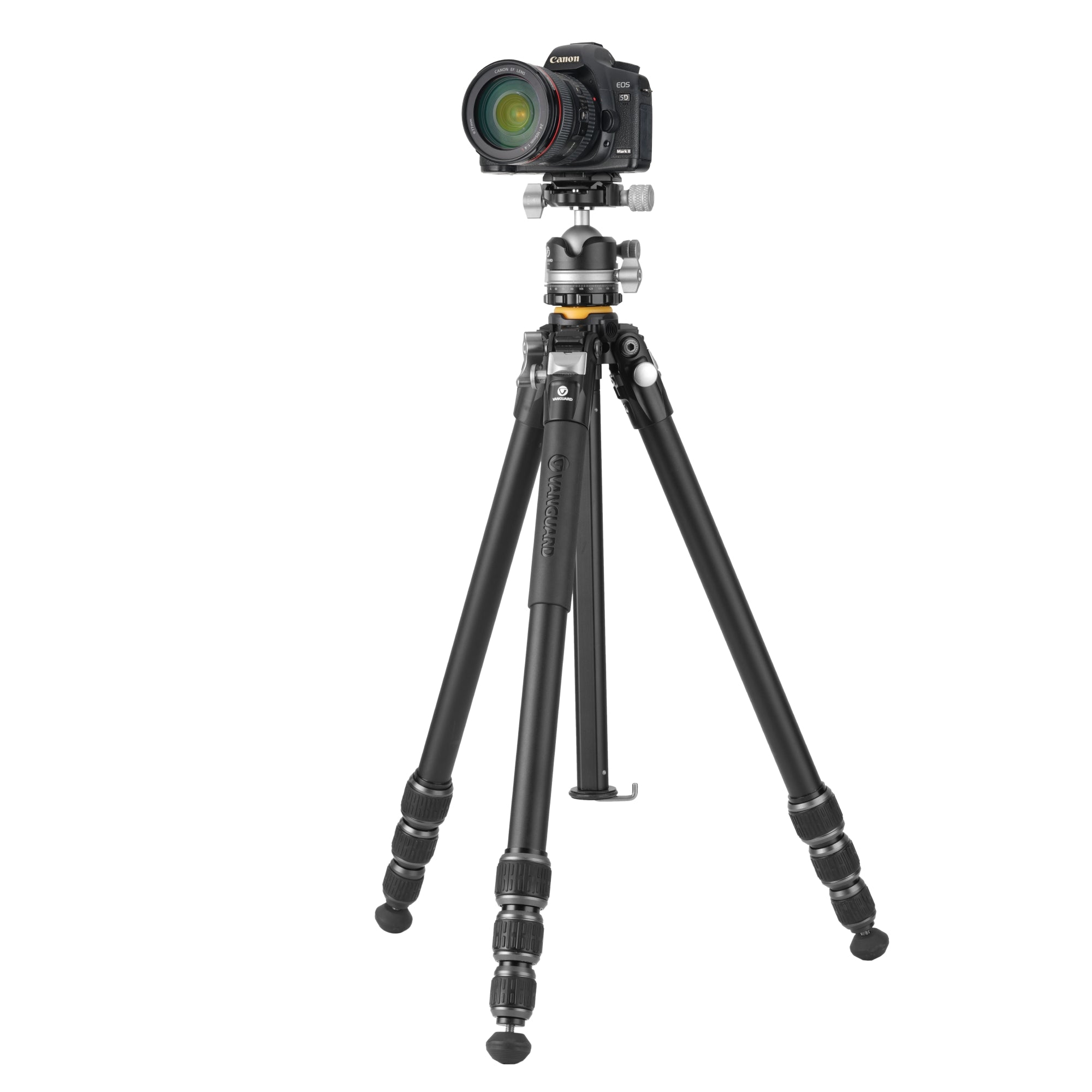 Un trípode Vanguard negro con una cámara Canon EOS 5D Mark II y lente.