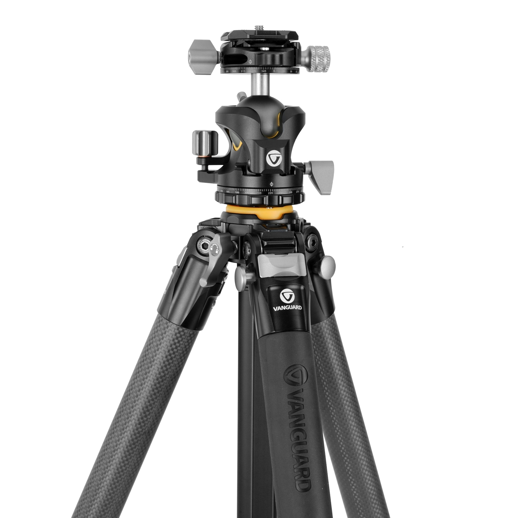 Se muestra un trípode Vanguard negro con patas de fibra de carbono y rótula.
