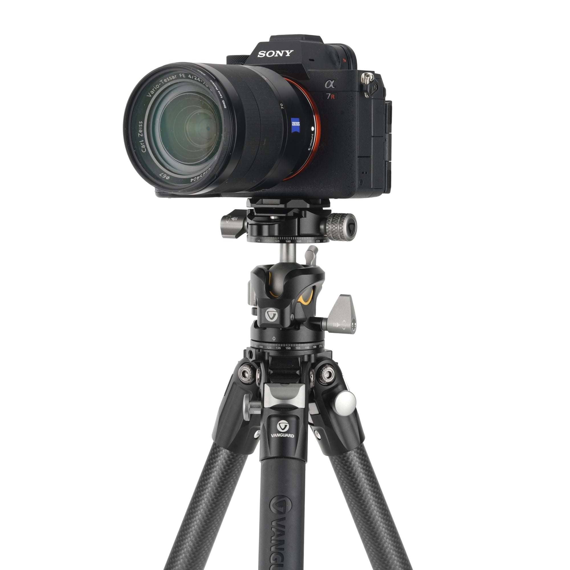 Una cámara Sony Alpha 7R con lente Carl Zeiss sobre un trípode Vanguard.