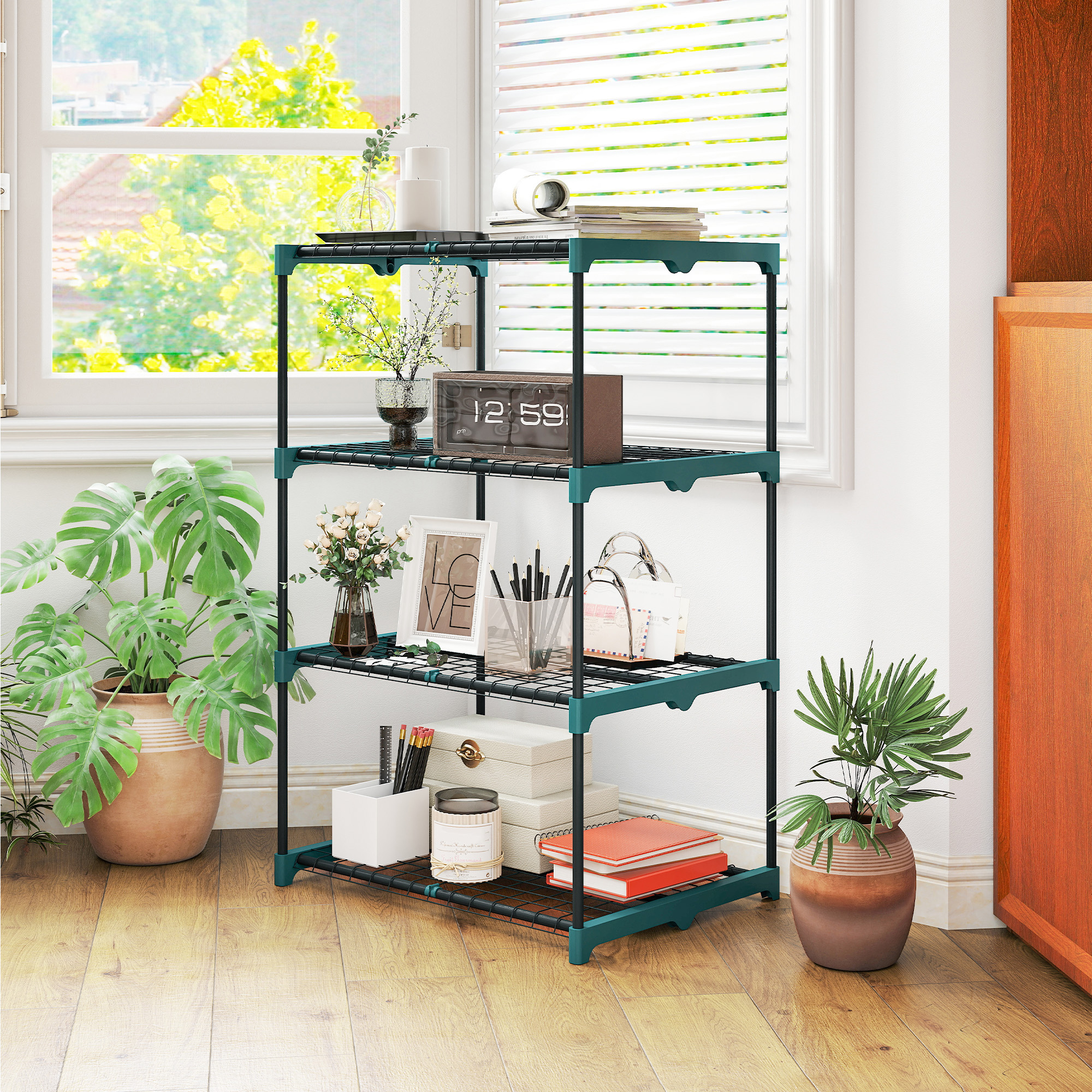 Scaffale color verde acqua a quattro ripiani con libri, piante e oggetti decorativi vicino a finestra.