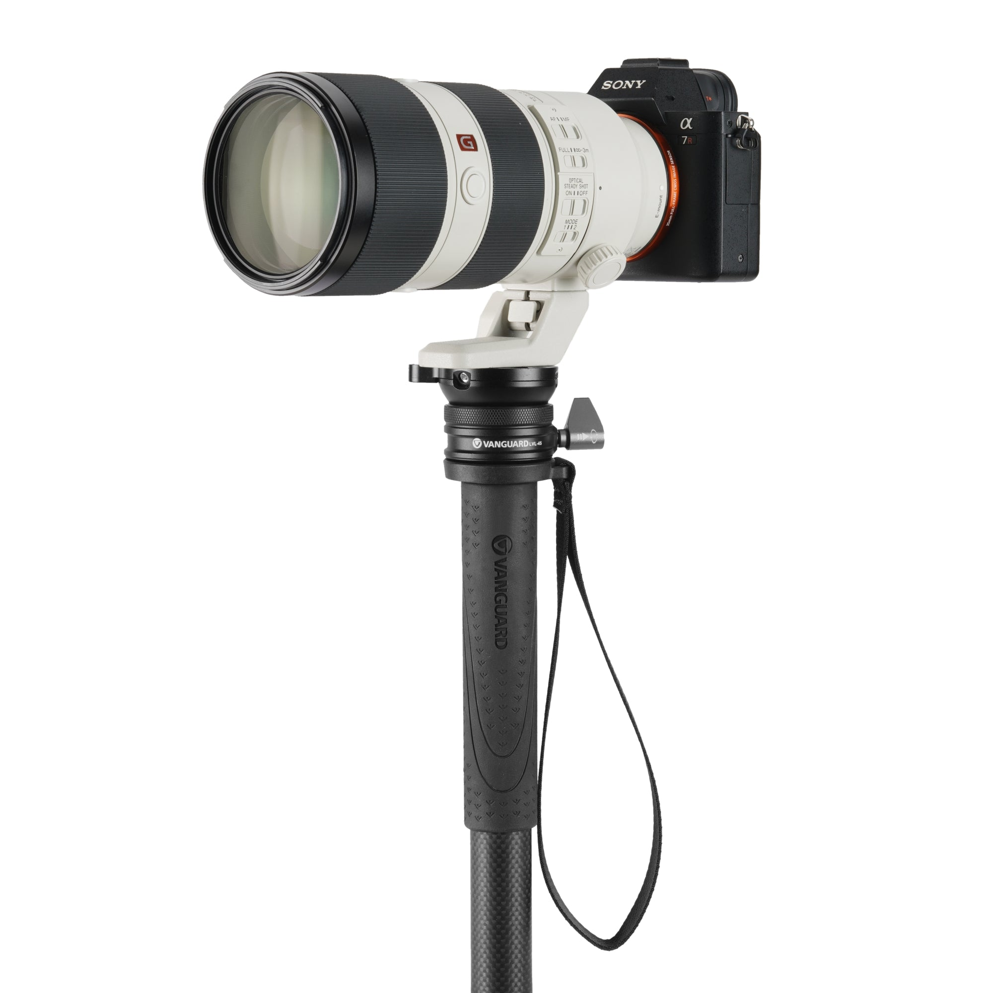 Una cámara Sony Alpha 7R con un teleobjetivo blanco sobre un monopié Vanguard.