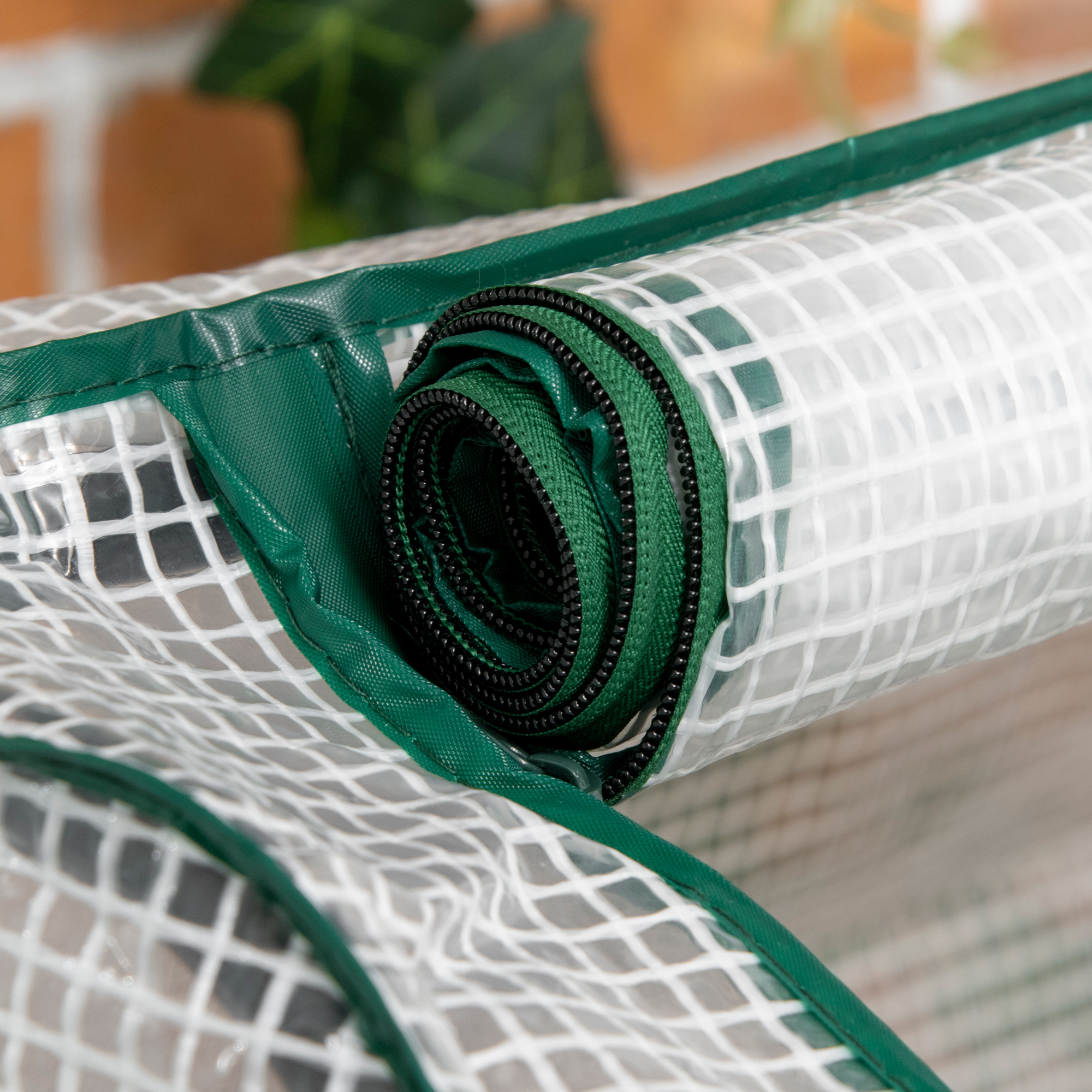 Nastro con cerniera verde con cerniera nera, arrotolato in una custodia trasparente a griglia.