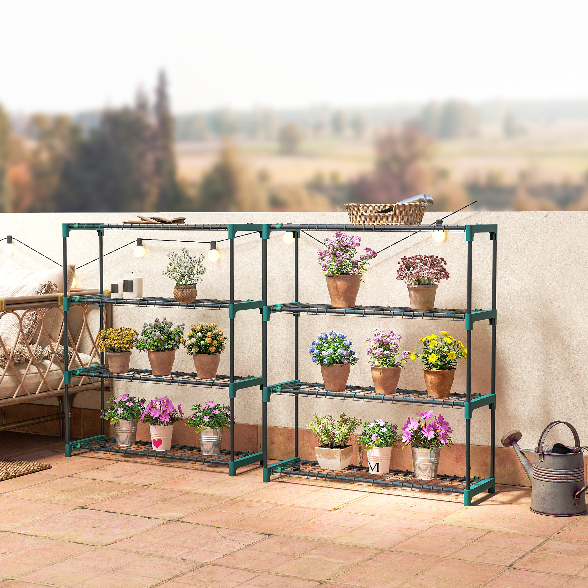 Una scaffalatura verde con molte piante in vaso su un patio.