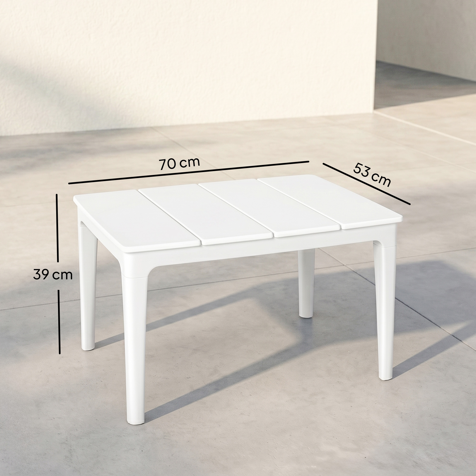 Un tavolo bianco di 70x53x39 cm si trova su un pavimento di cemento.