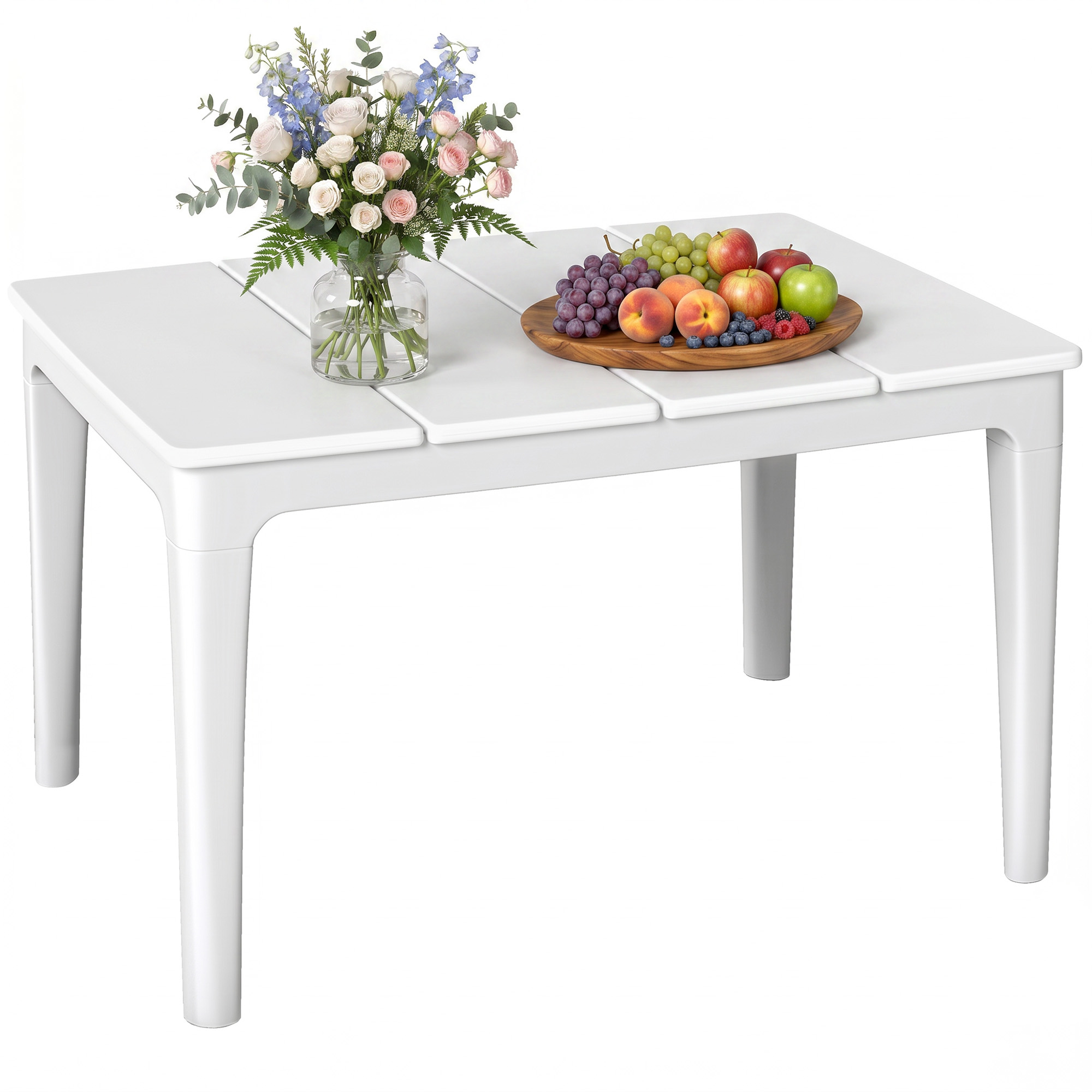 Un tavolo bianco con fiori e ciotola di frutta. Rose, delphinium, uva, pesche, mele, bacche.