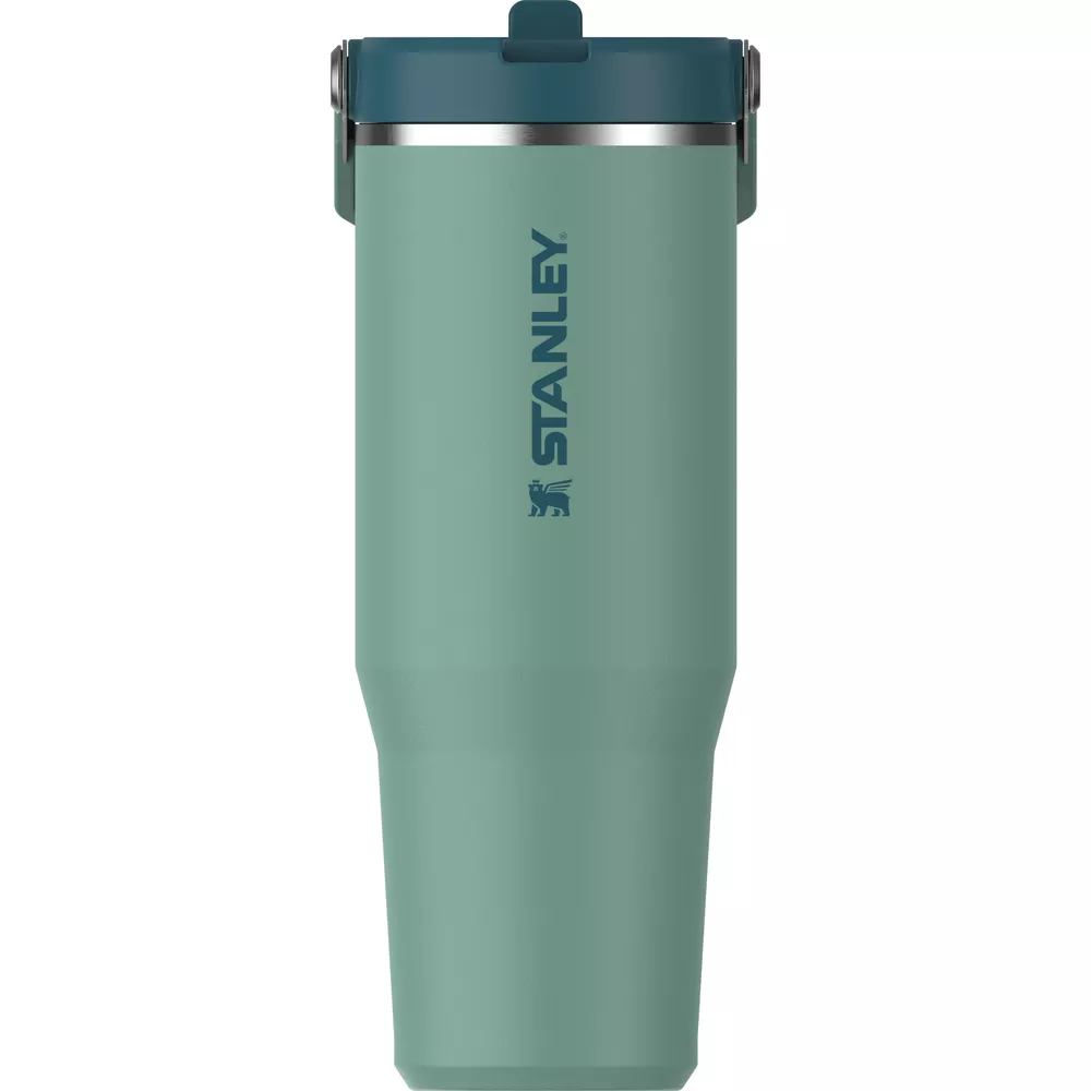 Gümüş halkalı ve mavi kapaklı, teal renkli Stanley bardak.