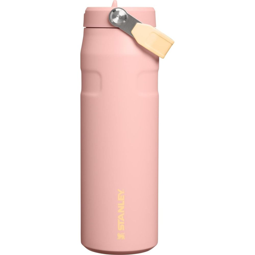 Gümüş ve sarı saplı pembe Stanley şişe beyaz arka planda duruyor.