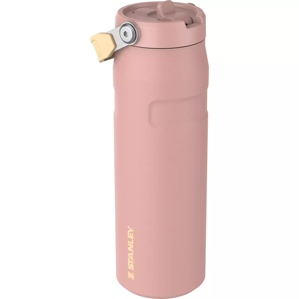 Gümüş kapaklı ve sarı kollu tozlu pembe Stanley şişesi.