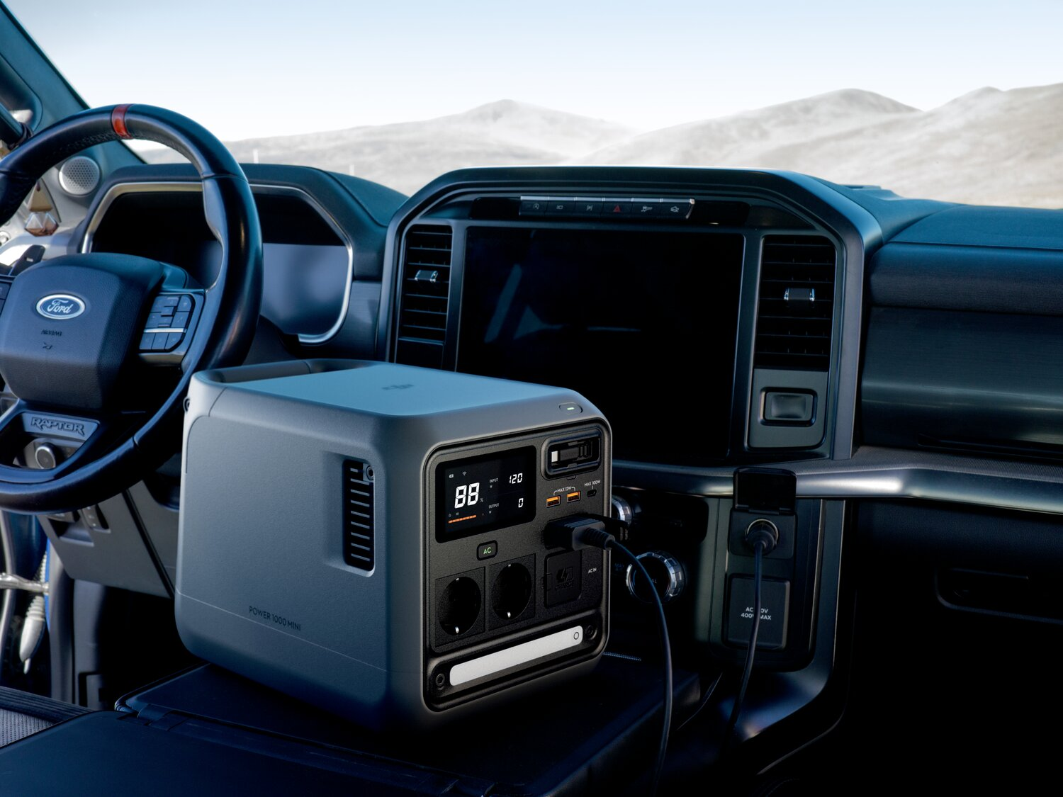 Ein tragbares Kraftwerk im Armaturenbrett eines Ford Raptor Trucks.