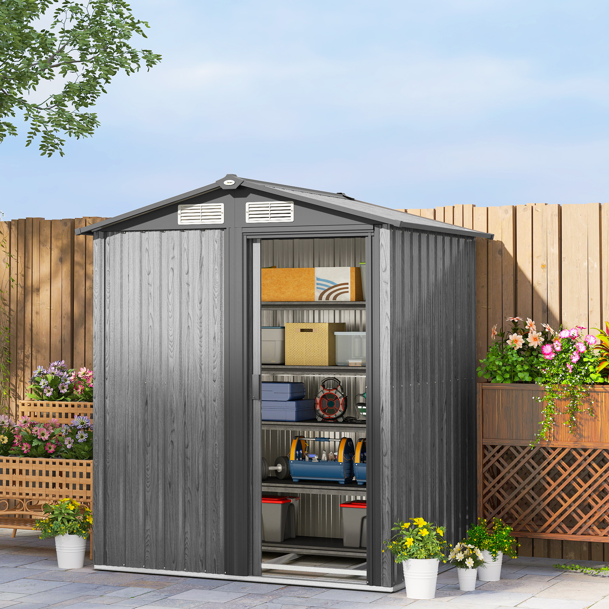 Un capanno da giardino grigio con porta aperta, pieno di scatole, attrezzi e contenitori.