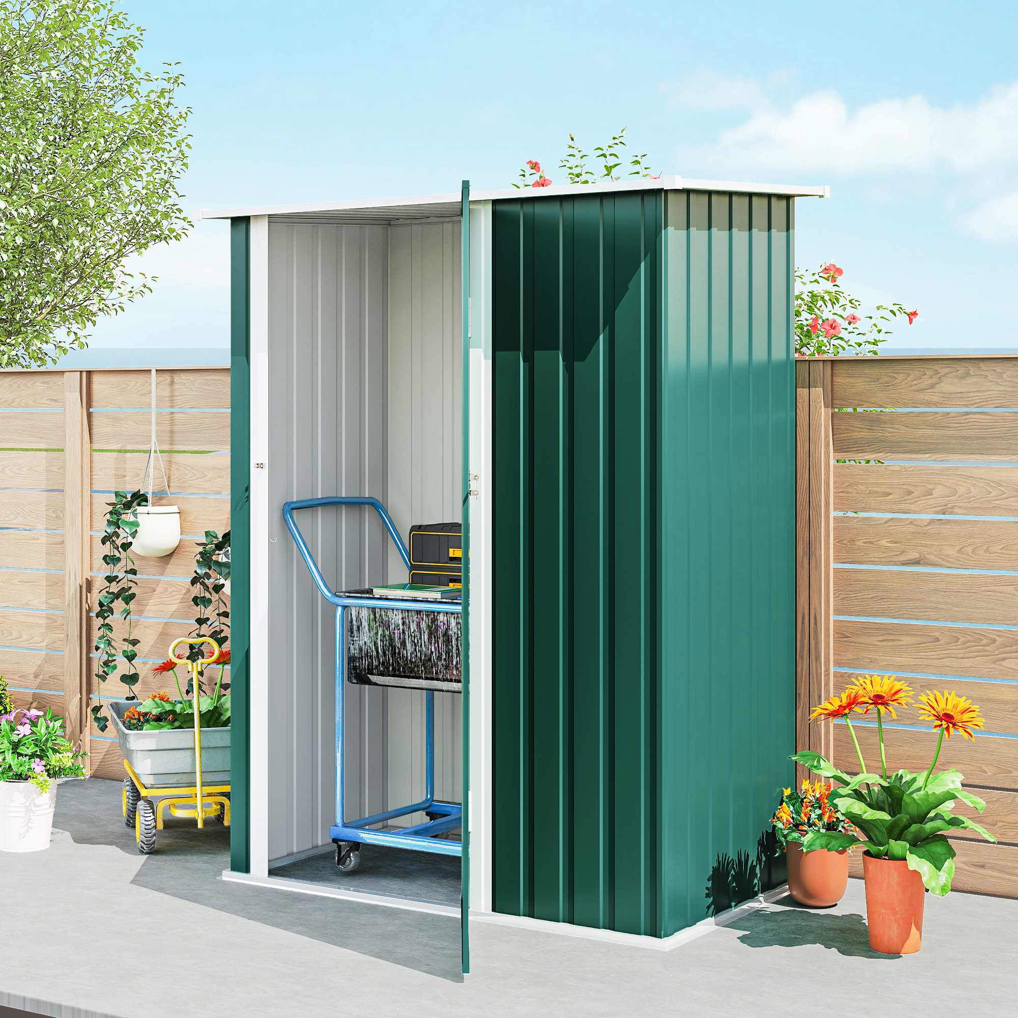 Un capanno da giardino verde con ante aperte, contenente un carrello porta attrezzi. Fuori, un carretto giallo con fiori.