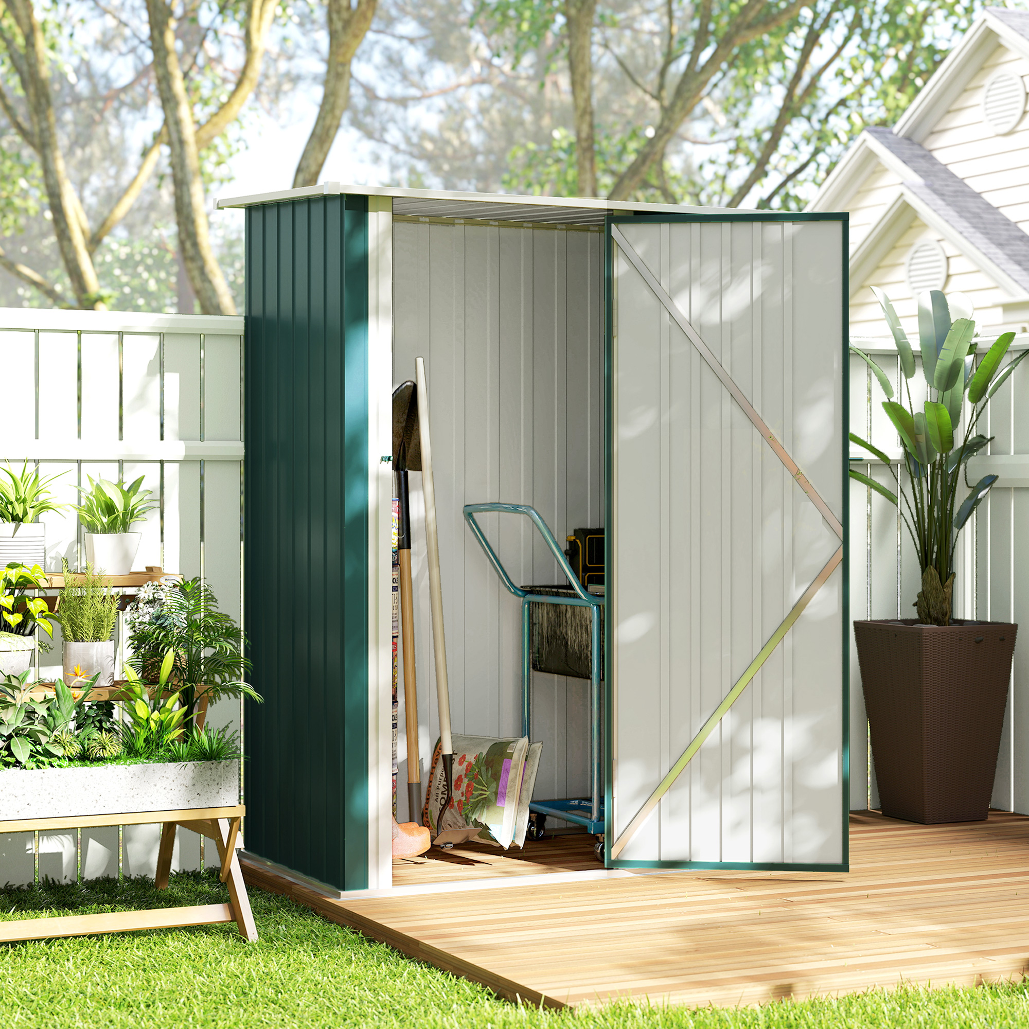 Un capanno verde con porta aperta rivela attrezzi da giardinaggio e un carrello all'interno. Una pianta è vicino alla porta.