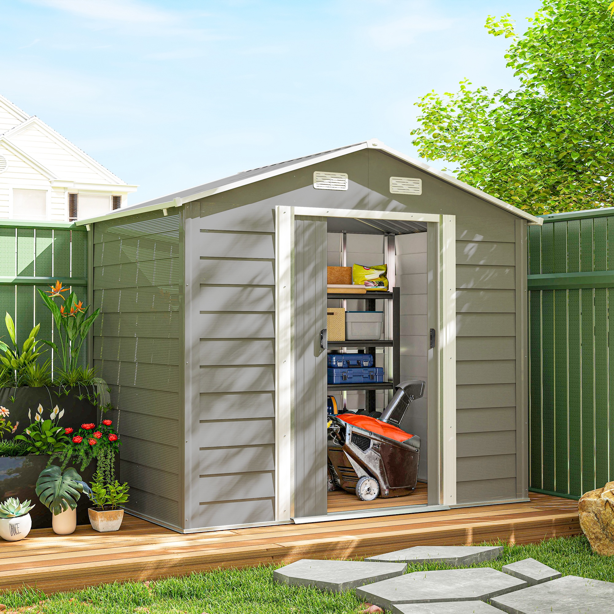 Capanno da giardino grigio con porta aperta che rivela attrezzi e spazzaneve.