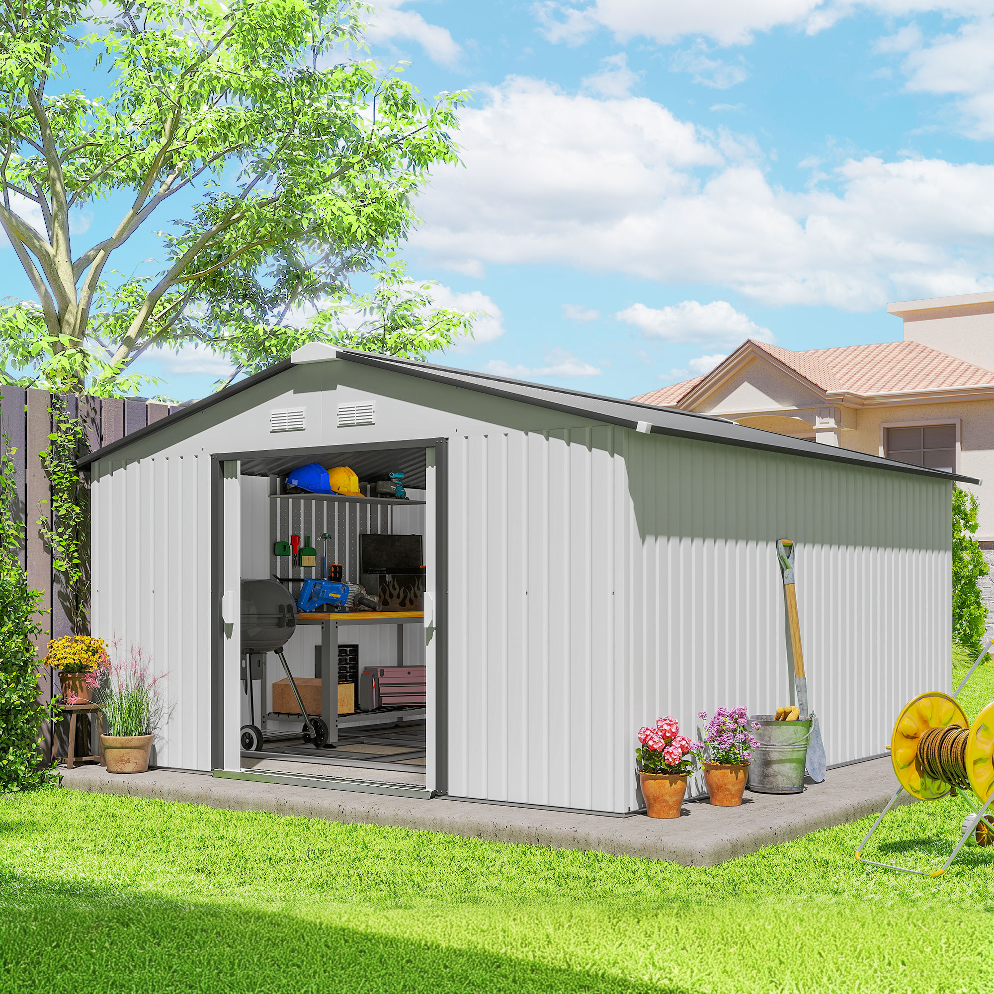 Un capanno da giardino bianco con porta aperta, attrezzi, griglia e piante.