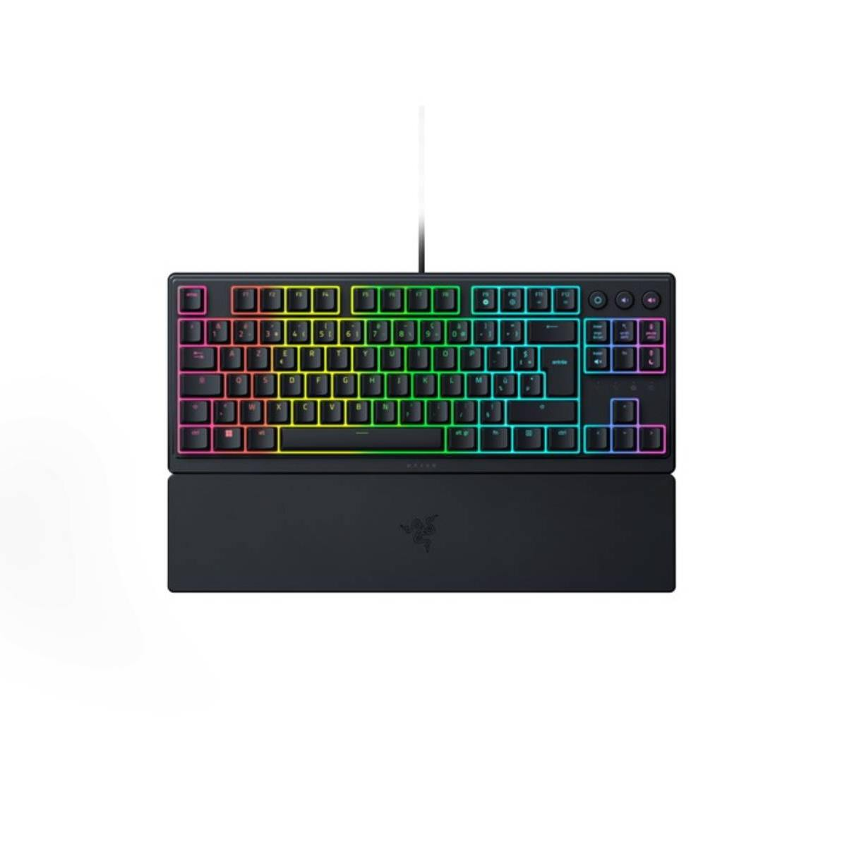 Una tastiera Razer nera con illuminazione RGB e poggiapolsi su sfondo bianco.