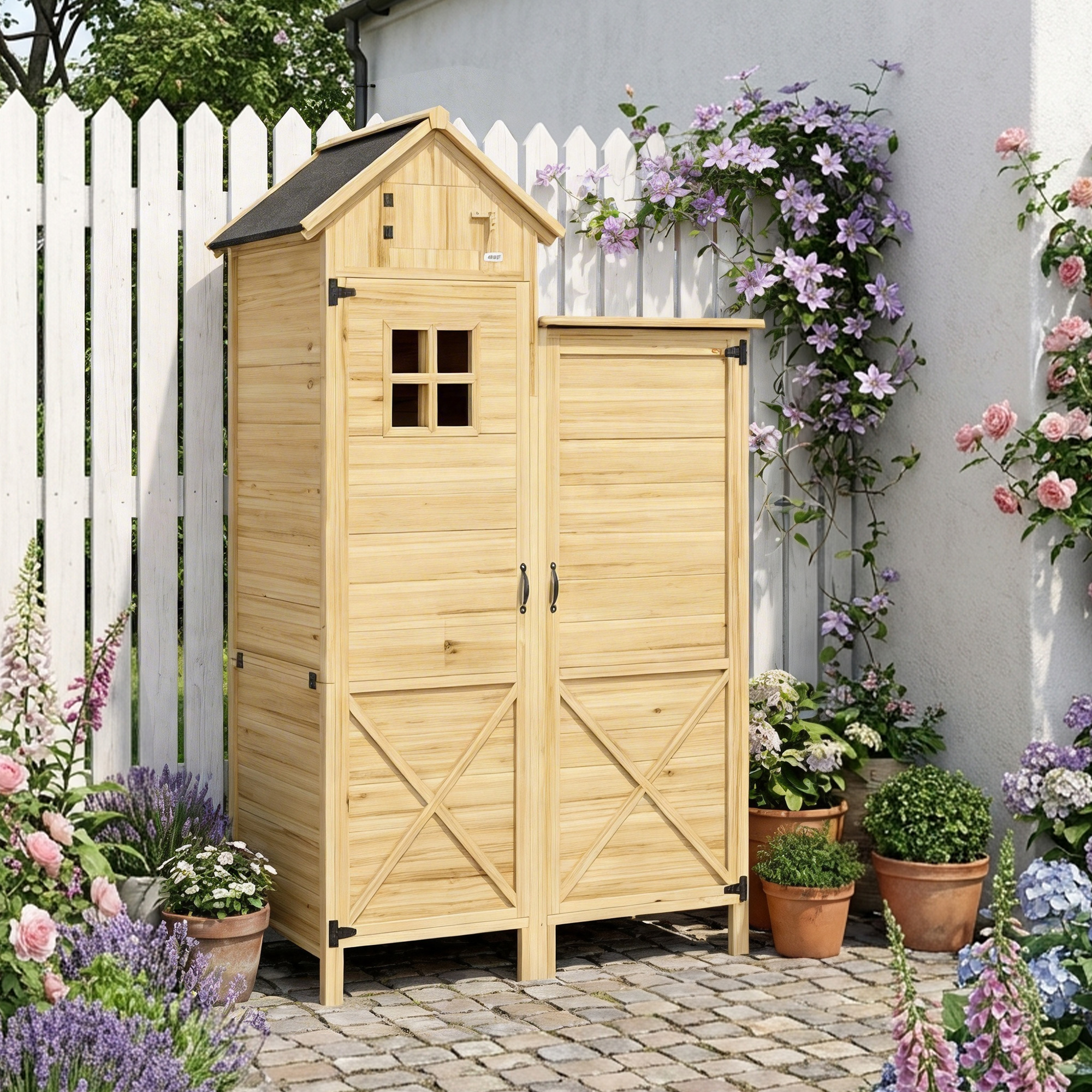 Un armadio da giardino in legno con finestre e porte, circondato da fiori.