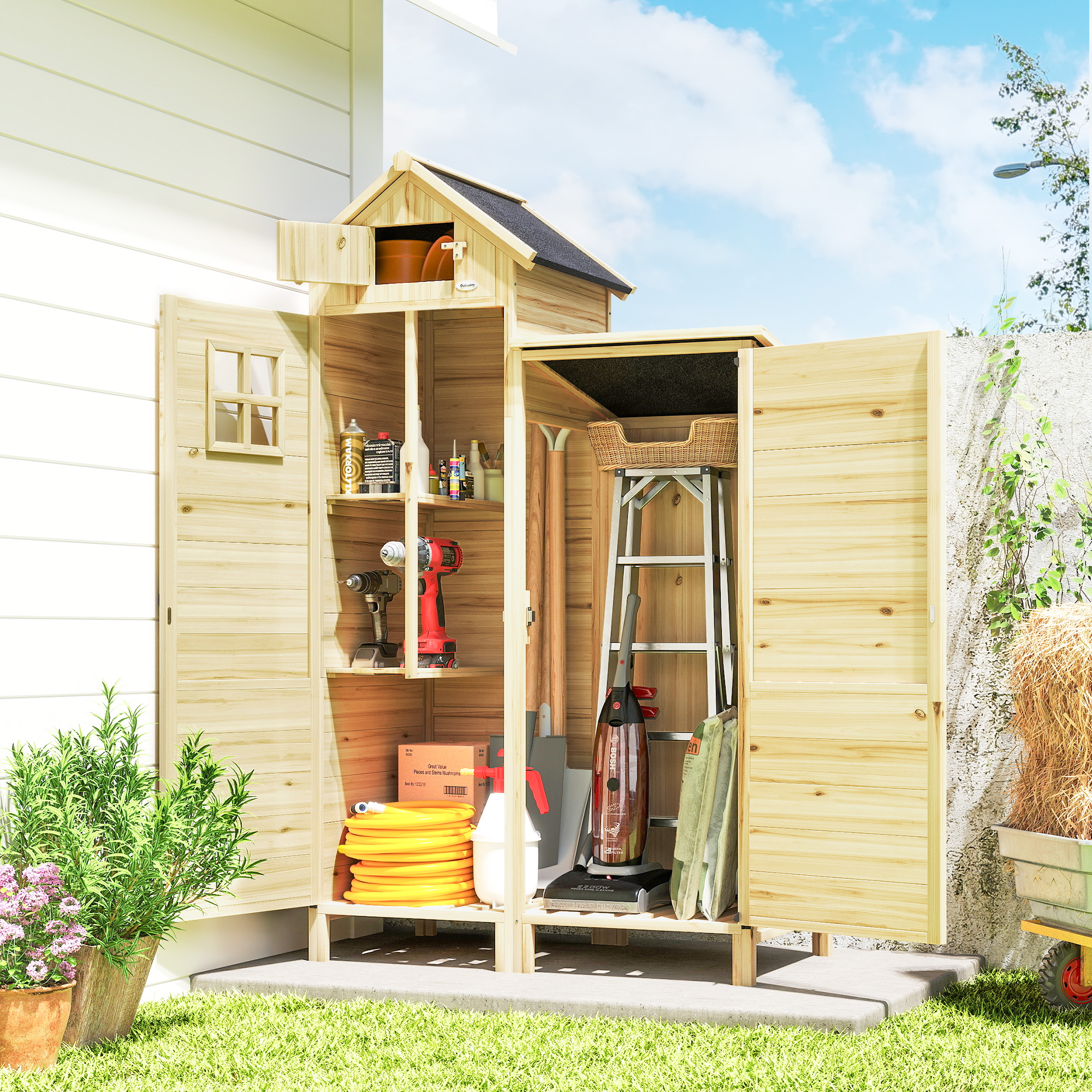 Capanno da giardino in legno con attrezzi: trapani, aspirapolvere, scala, tubo, piante.