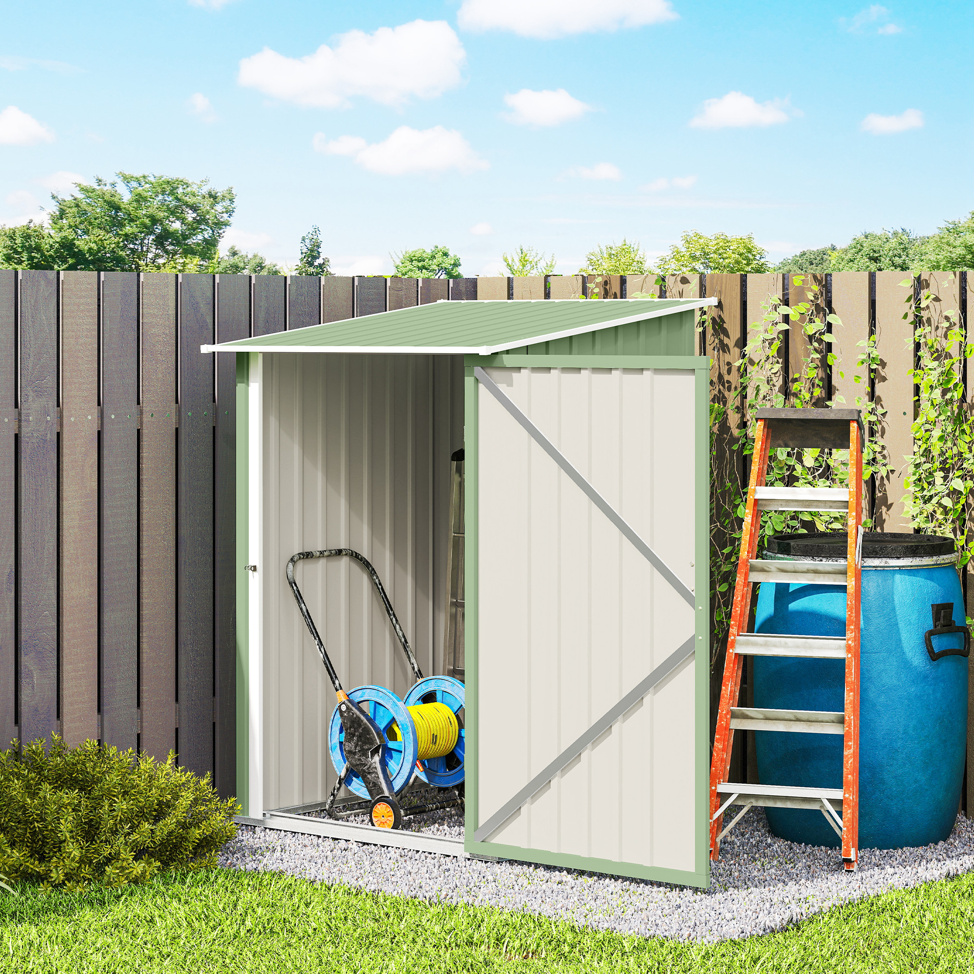 Un capanno da giardino verde con porta aperta, un avvolgitubo all'interno. Accanto, una scala e un barile blu.