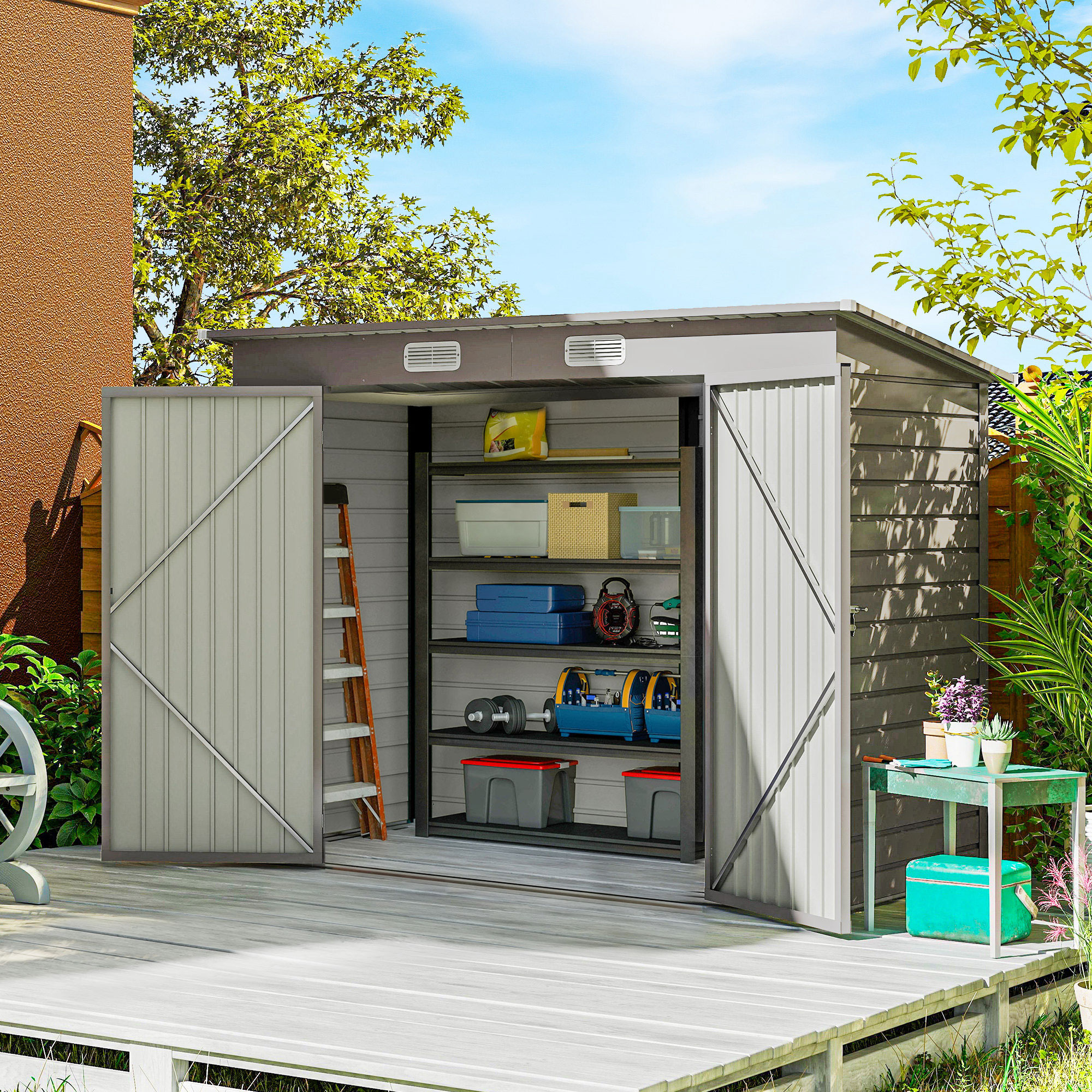 Capanno da giardino con porte aperte, scaffali interni con attrezzi e contenitori.