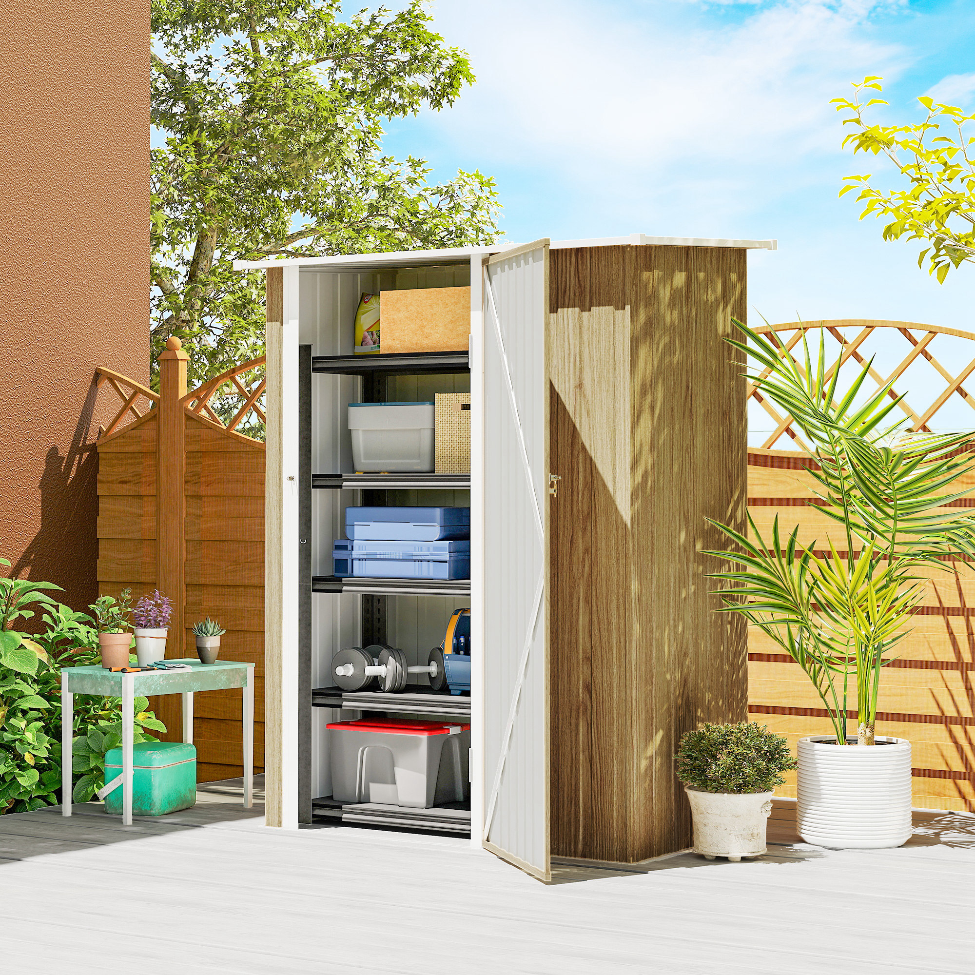 Un capanno da giardino aperto con mensole, riempito con contenitori e pesi.