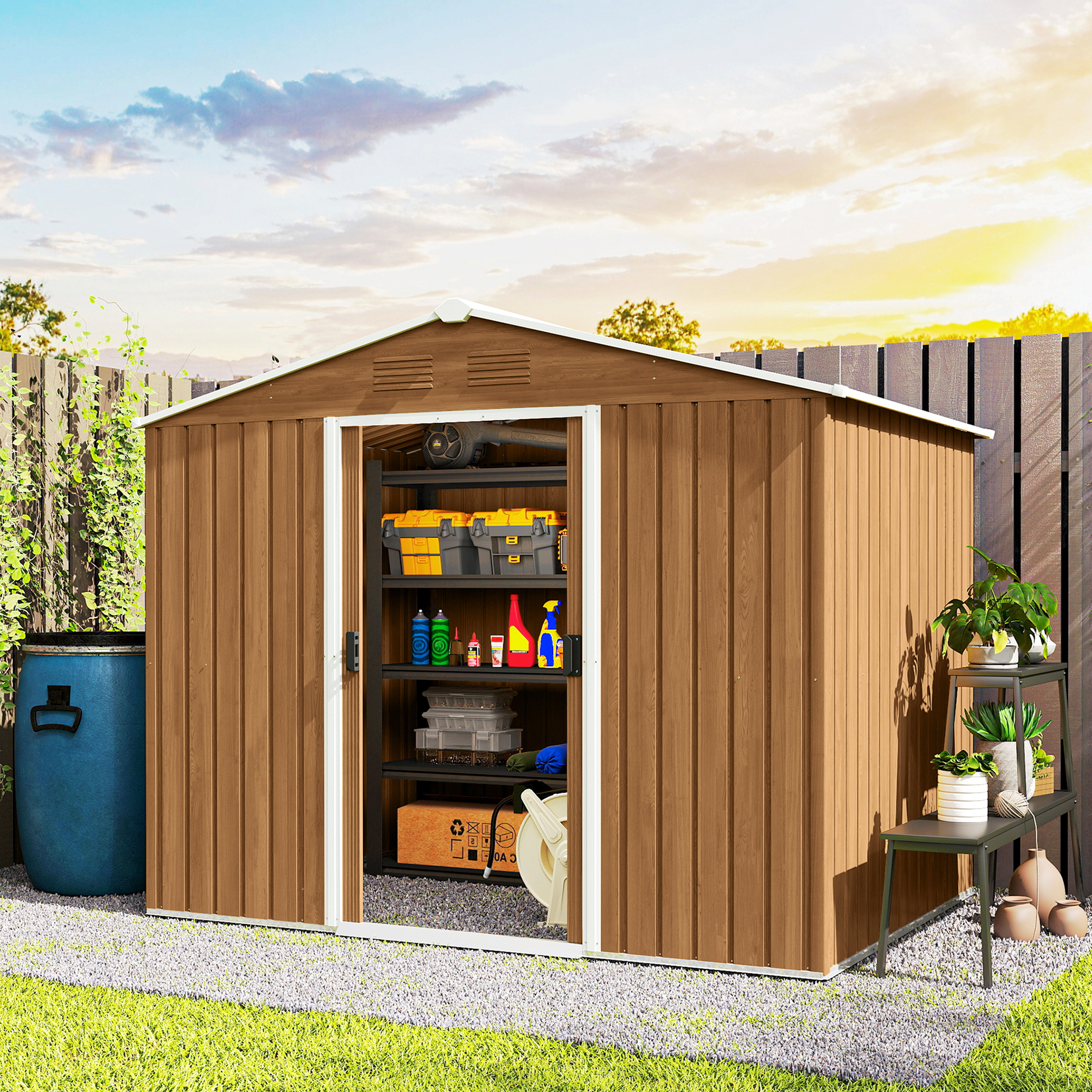 Capanno in legno con porte aperte, cassette degli attrezzi e oggetti su scaffali.
