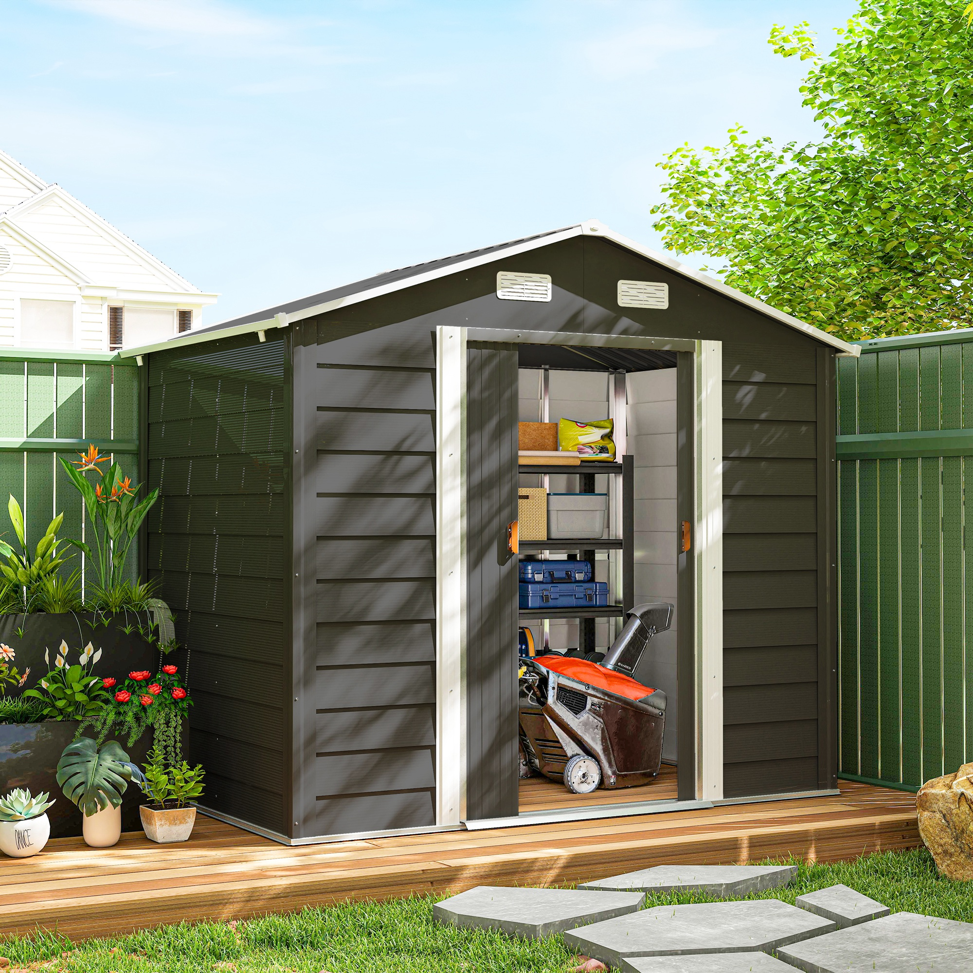 Un capanno da giardino scuro con porta aperta. Uno spazzaneve è all'interno.