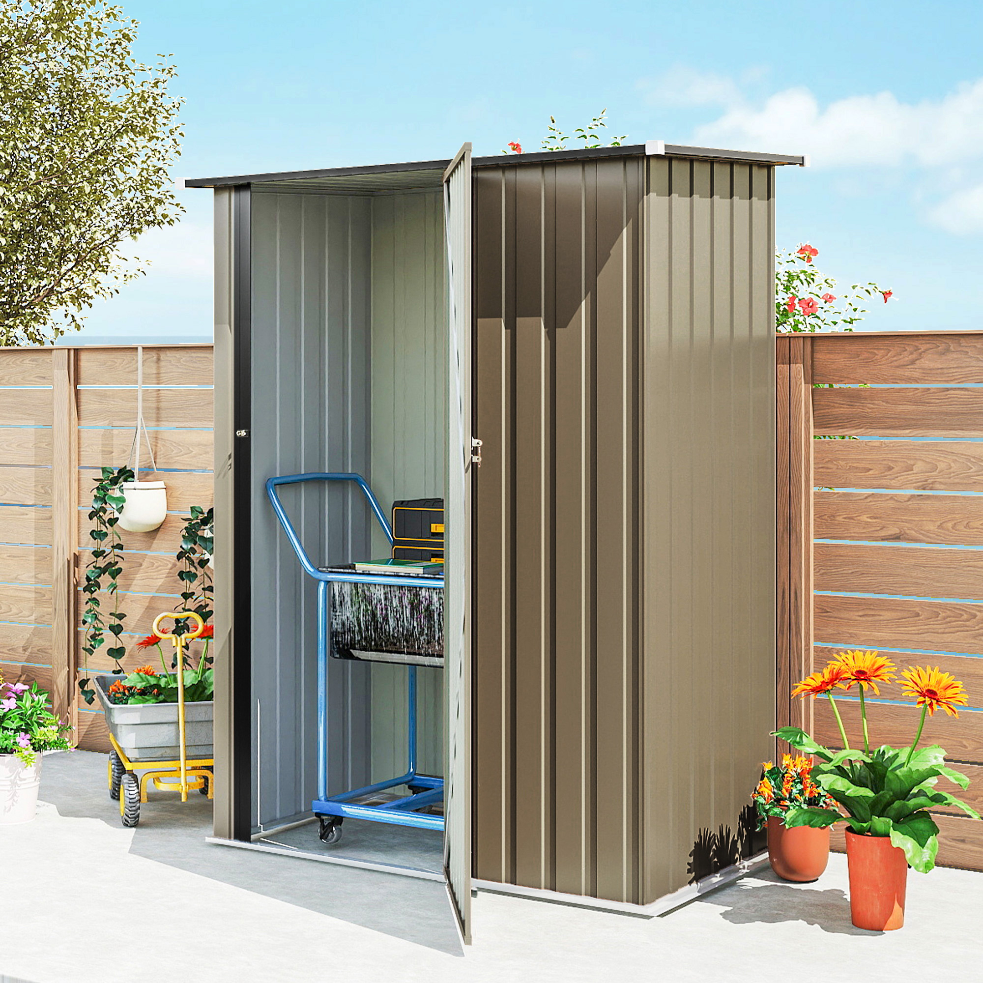 Un capanno da giardino marrone con porta aperta, che mostra un carrello con attrezzi.