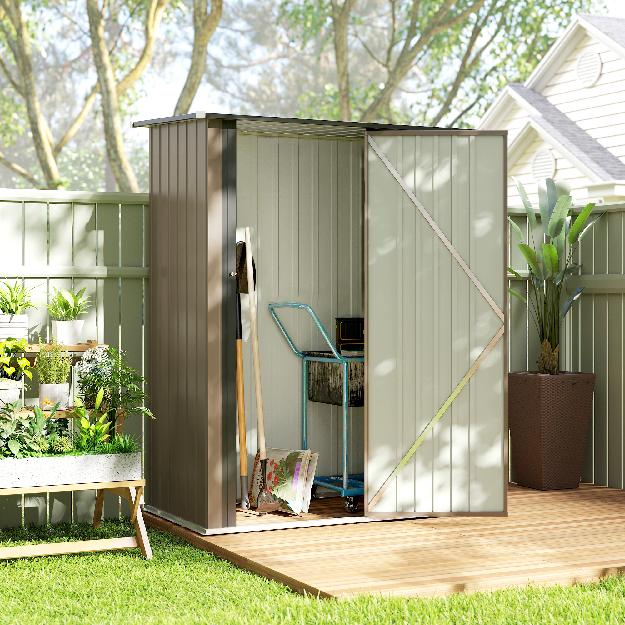 Capanno da giardino con porte aperte, pala, carrello e piante in vaso.