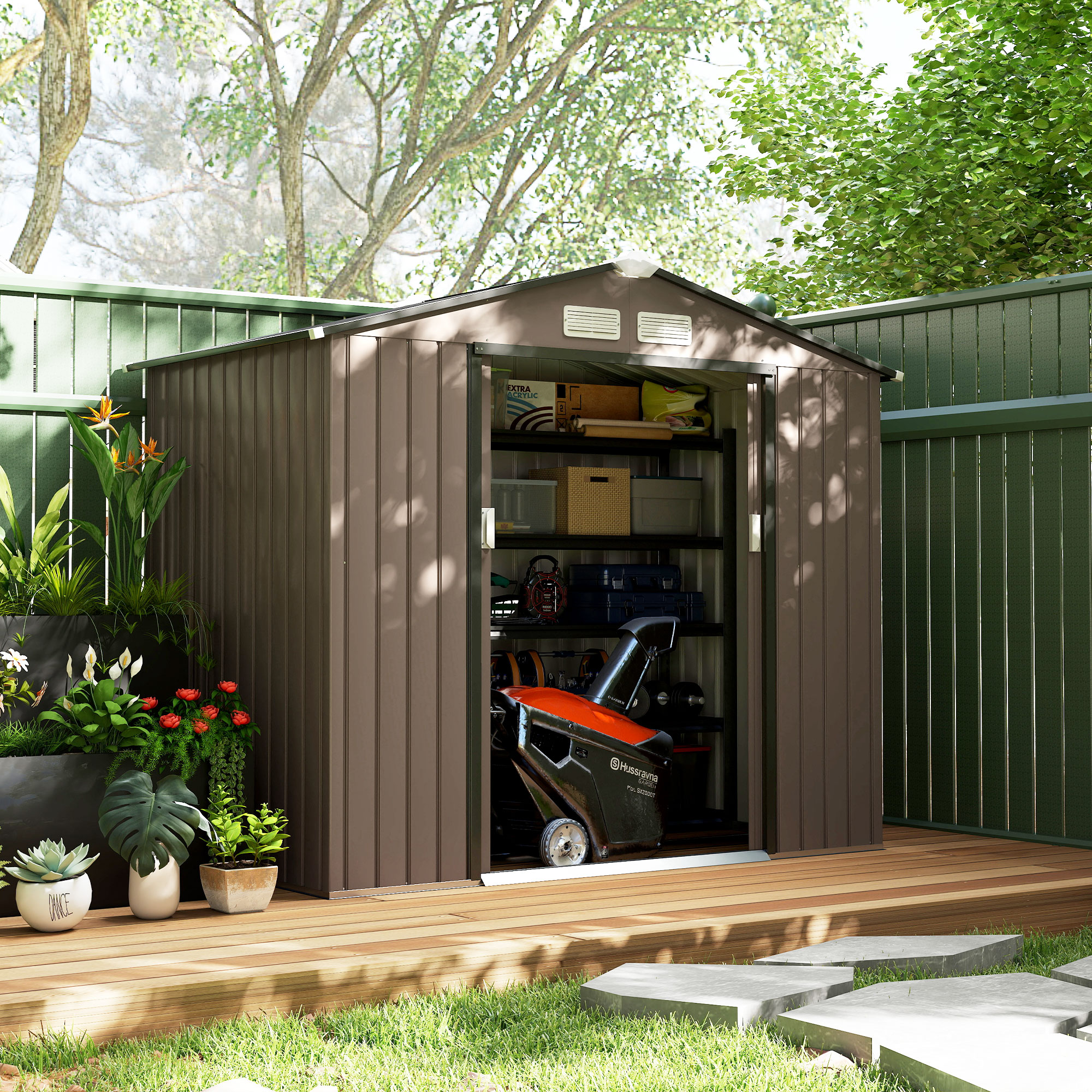 Un capanno da giardino marrone con porta aperta che rivela uno spazzaneve e scaffali.