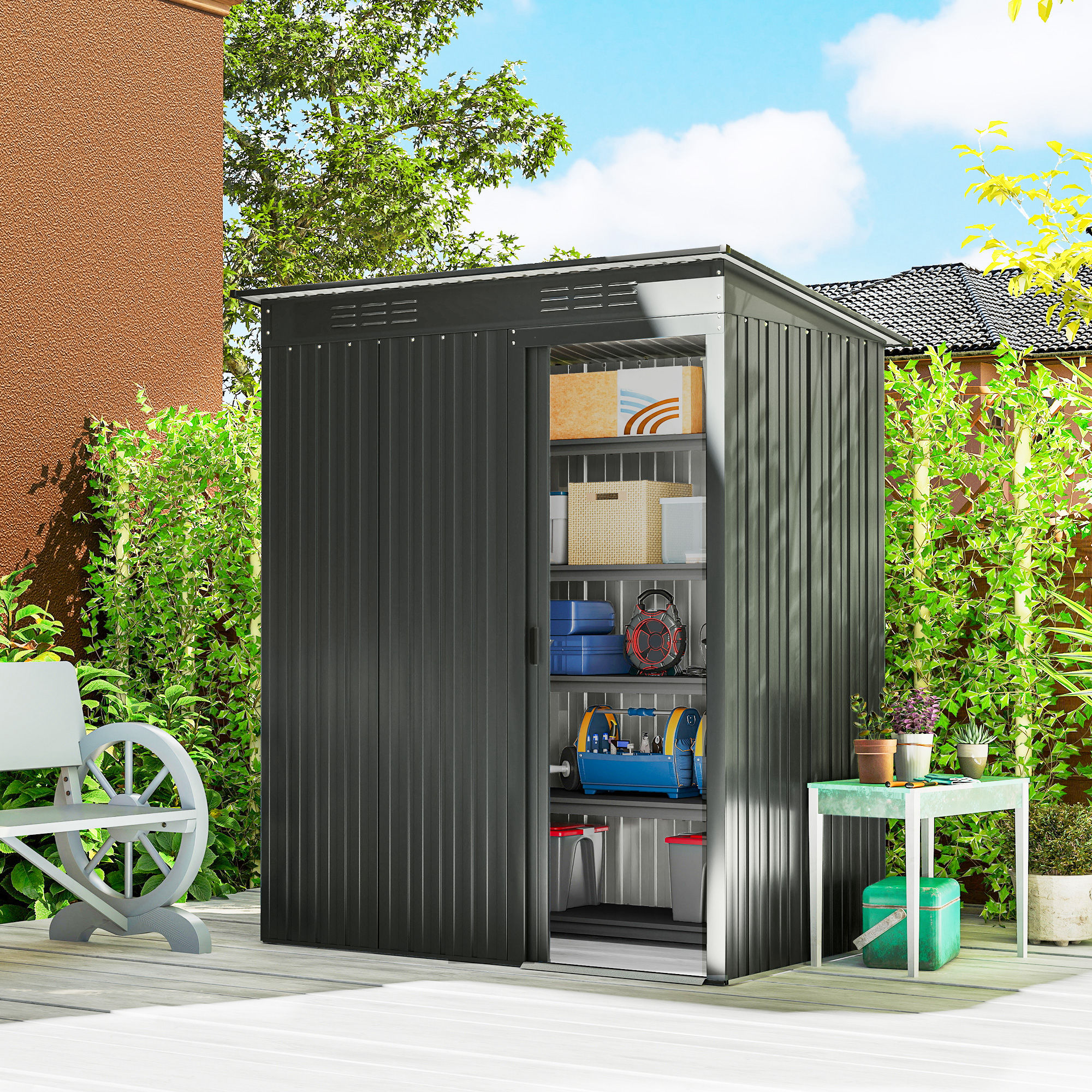 Un capanno da giardino scuro con porta aperta, pieno di attrezzi e scatole.