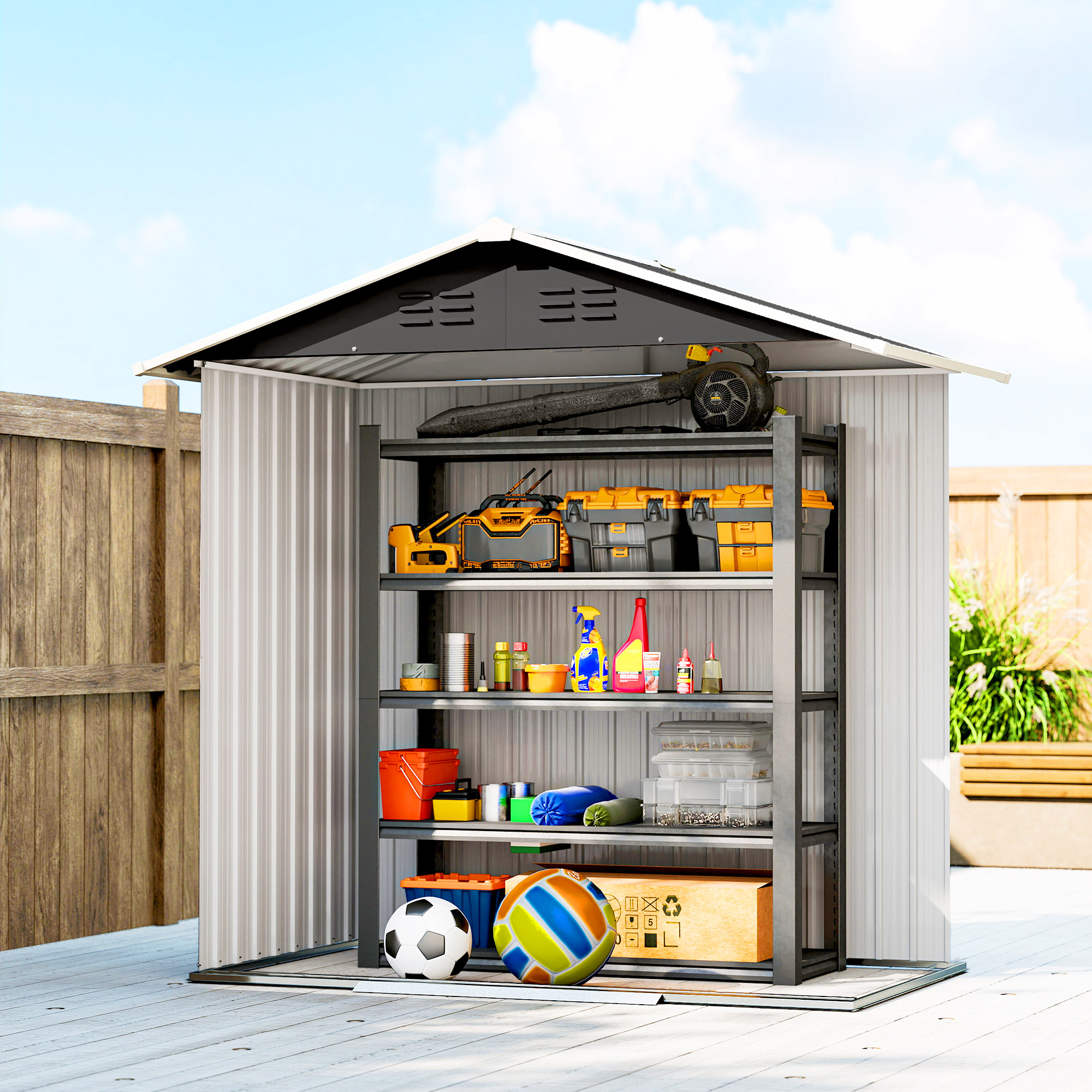 Un capanno da giardino con attrezzi, attrezzature sportive e scatole sugli scaffali.