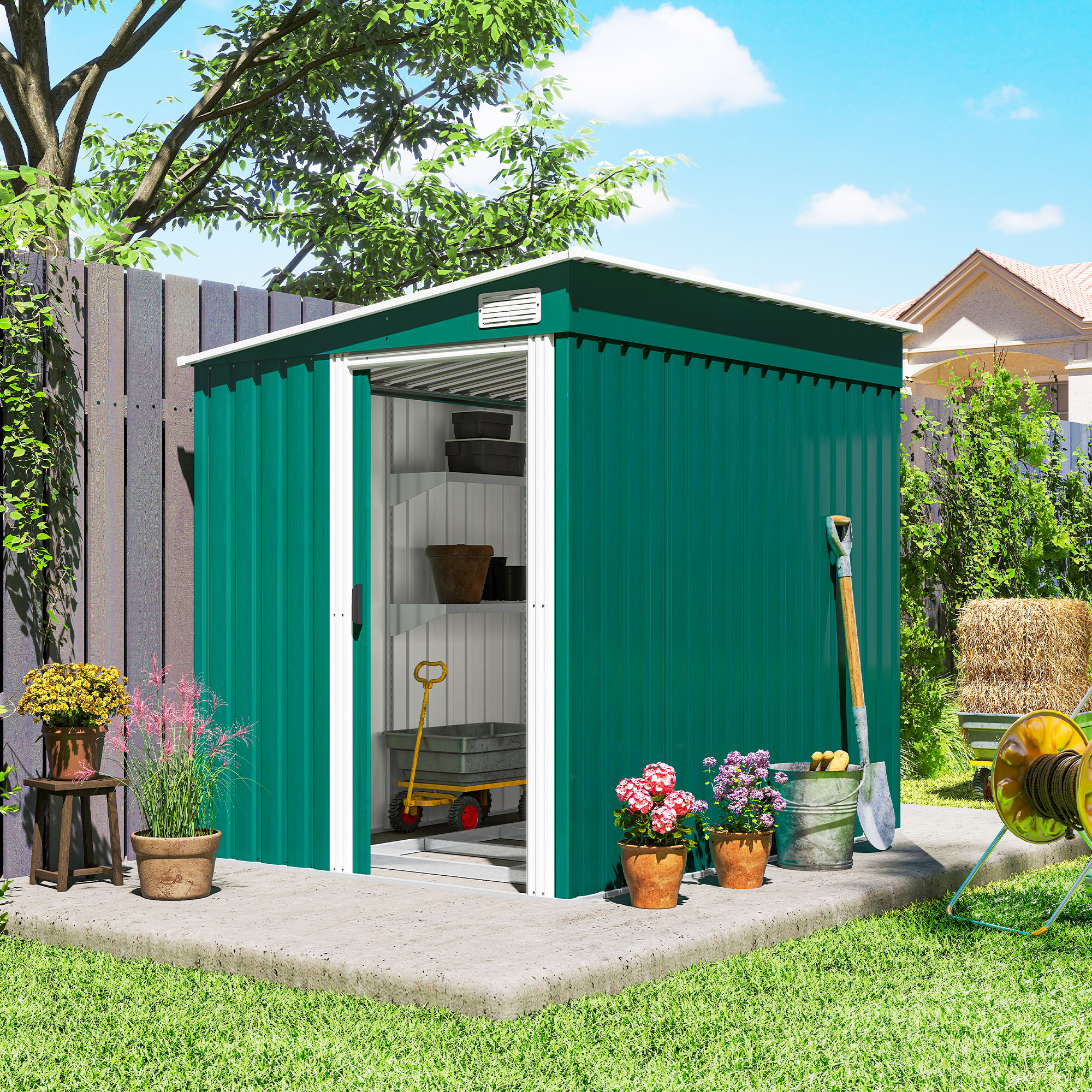 Capanno da giardino verde con porte aperte, attrezzi e piante in vaso.