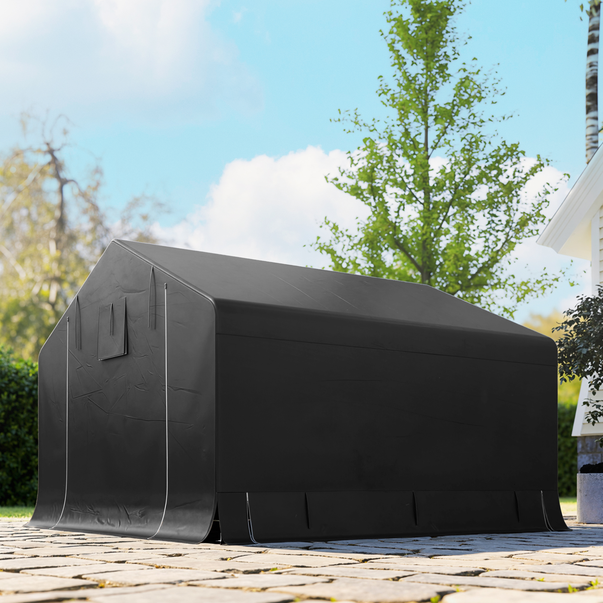 Tenda nera con finestra, su patio pavimentato con alberi e casa sullo sfondo.