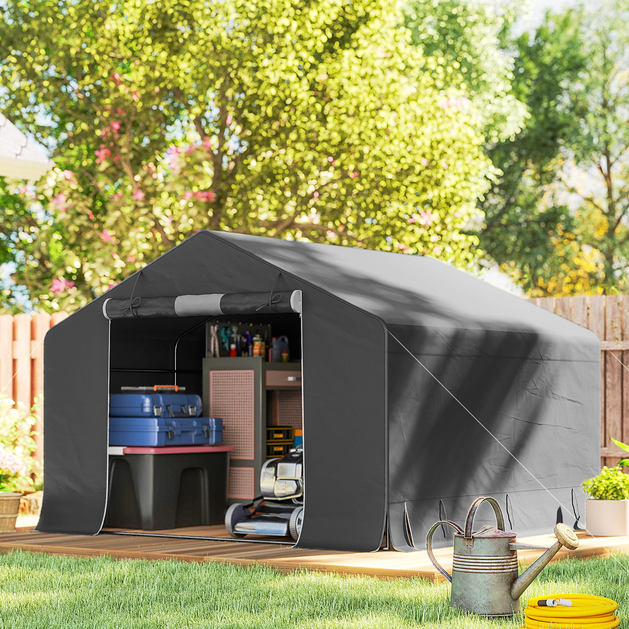Una tenda grigia con attrezzi e valigie all'interno, in un giardino.