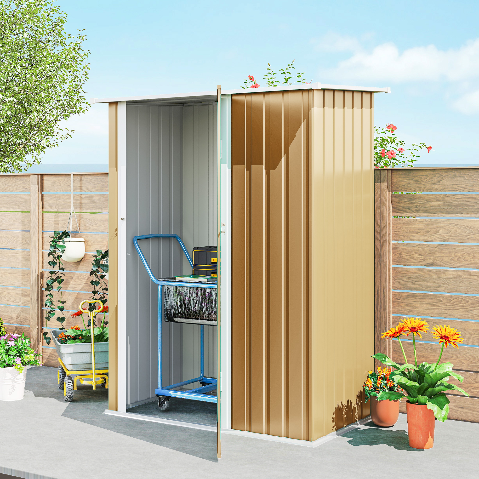 Una casetta da giardino beige con porta aperta, mostra un carrello degli attrezzi all'interno. Piante e recinzione in legno all'esterno.