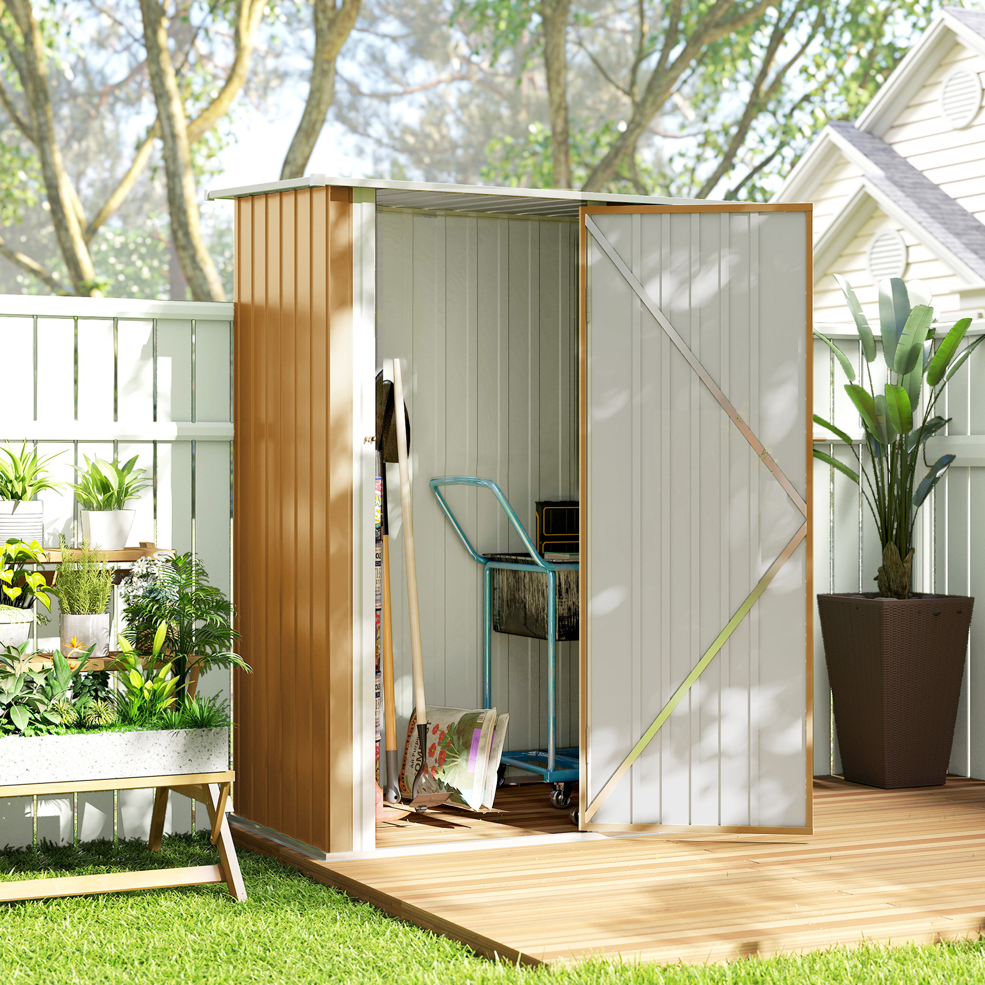Capanno da giardino con porta aperta, attrezzi e piante all'esterno.