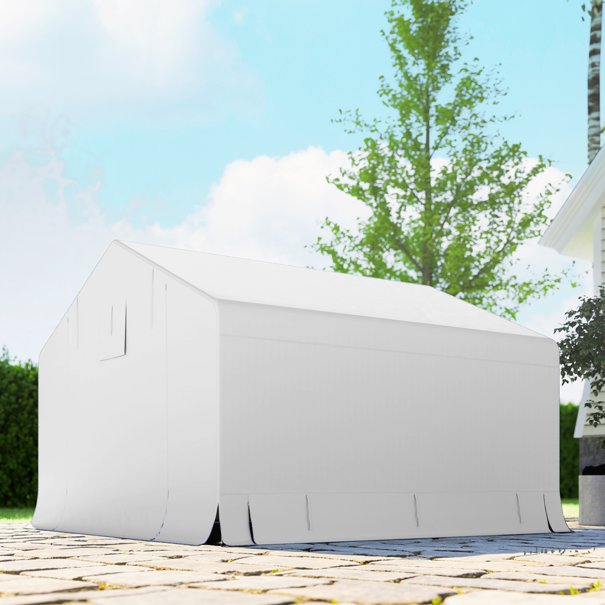 Una tenda bianca si trova su un sentiero lastricato accanto a una casa.