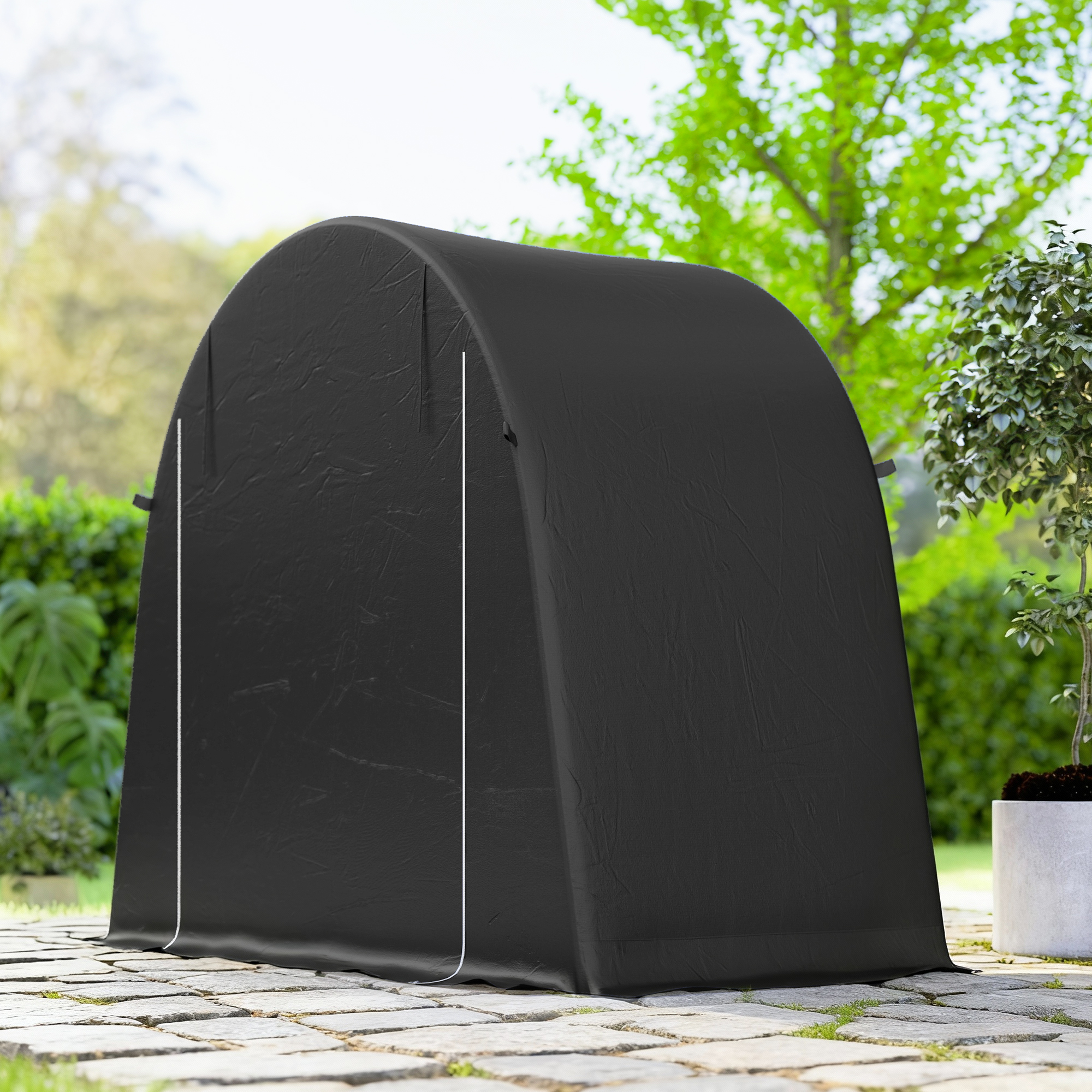 Tenda nera con zip su patio pavimentato, circondata dal verde.