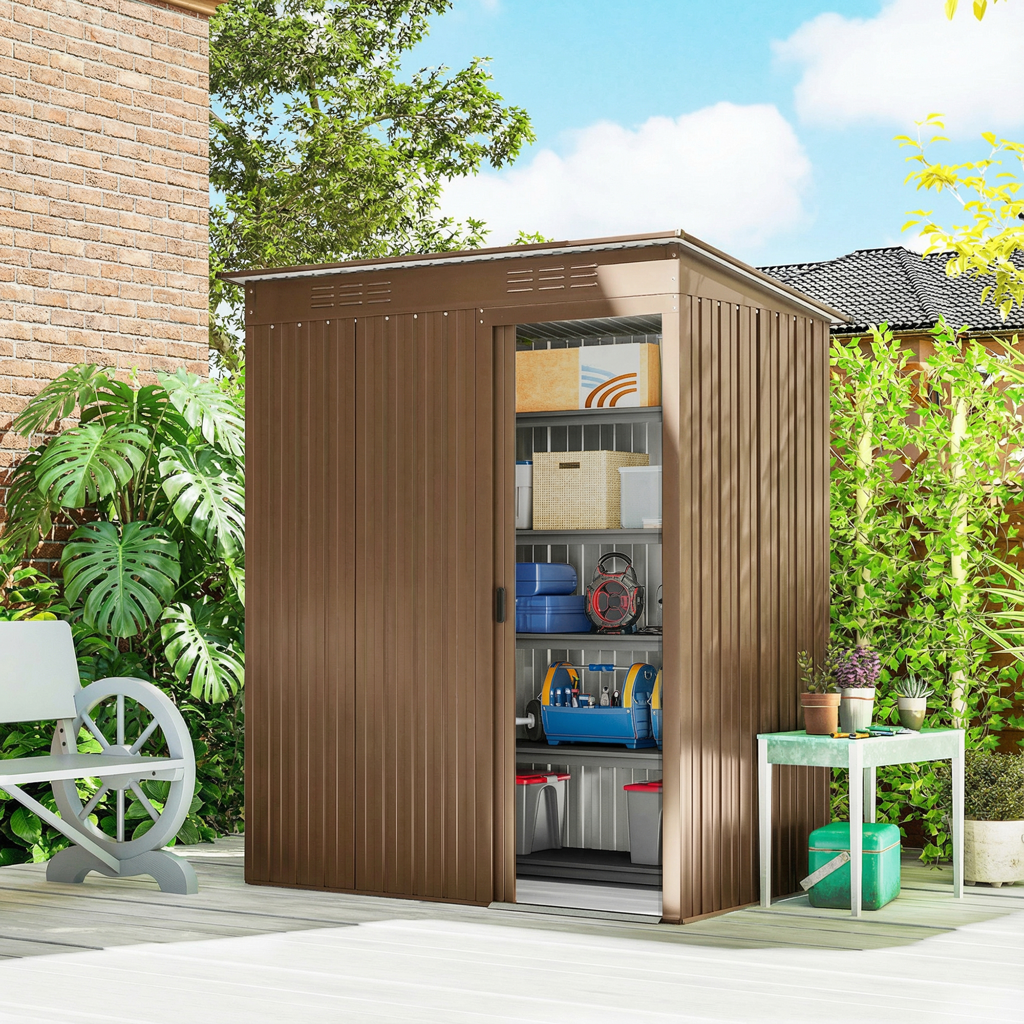 Un capanno da giardino marrone con porte aperte, riempito di contenitori e attrezzi.