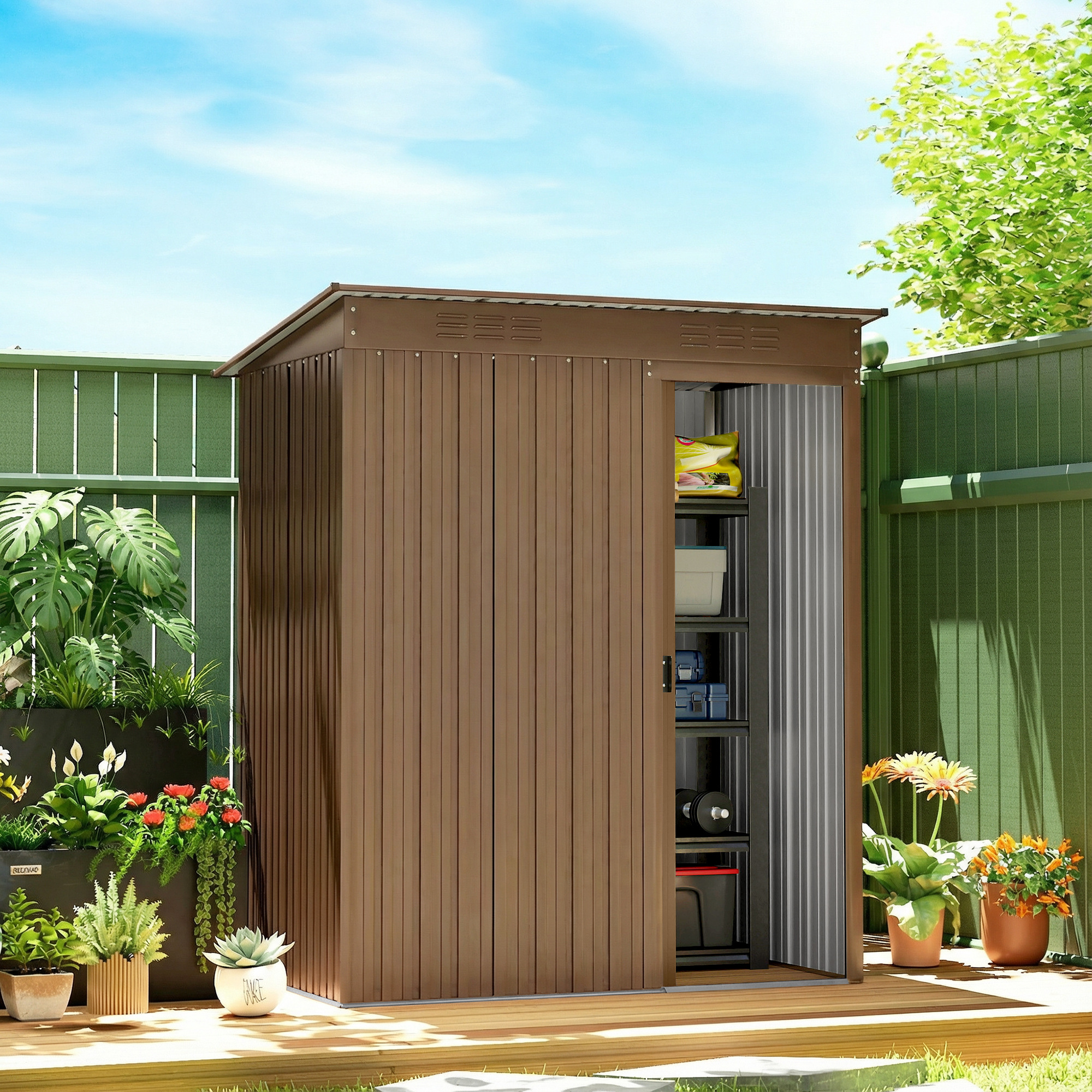 Un capanno da giardino marrone con porta aperta, pieno di oggetti, si trova all'aperto.
