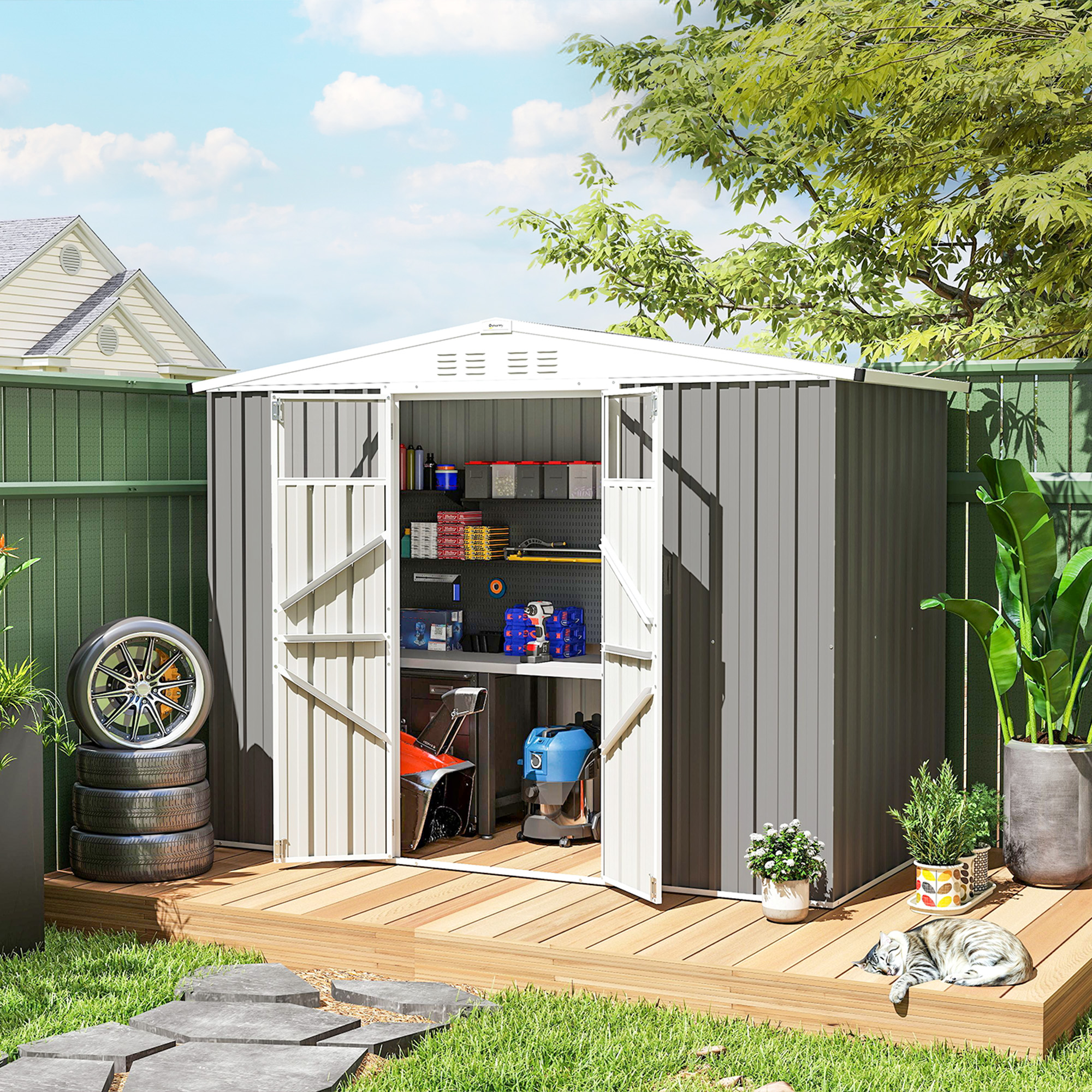 Un capanno da giardino grigio con porte aperte, pieno di attrezzi e forniture. All'esterno sono visibili pneumatici e un gatto addormentato.
