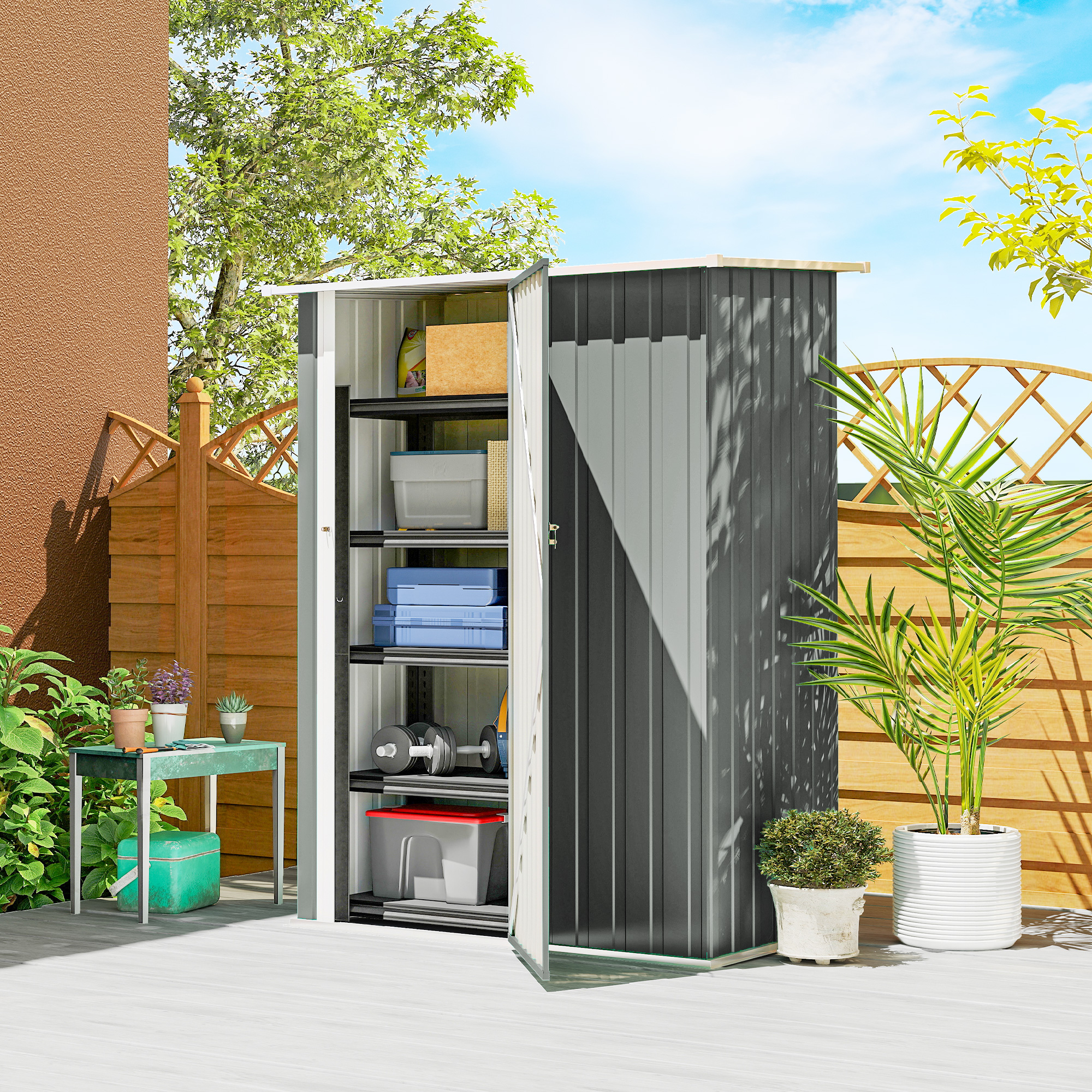 Una casetta da giardino grigia con porta aperta, piena di contenitori e manubri.