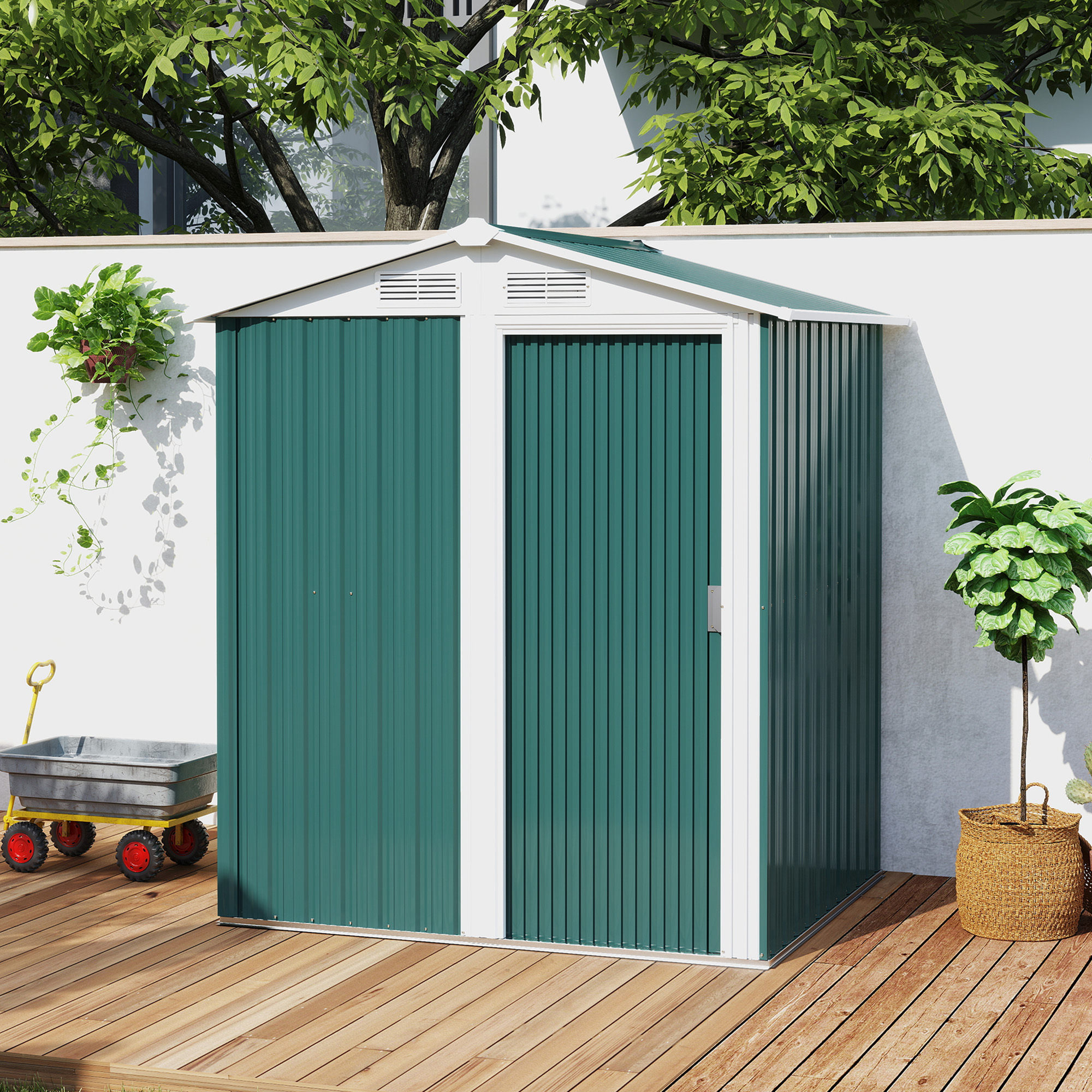 Un capanno da giardino verde si trova su un ponte di legno davanti a un muro bianco con piante.