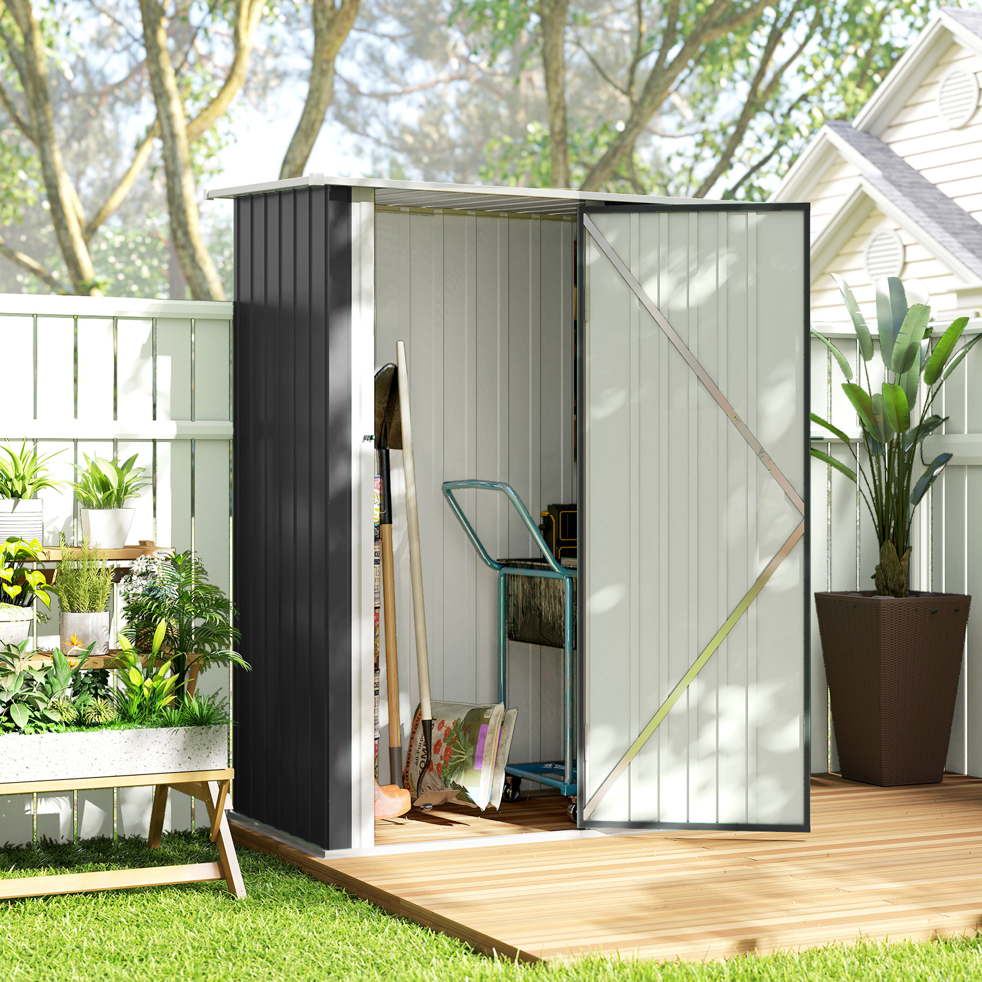 Un capanno da giardino nero con porta aperta, pieno di attrezzi e un carrello.