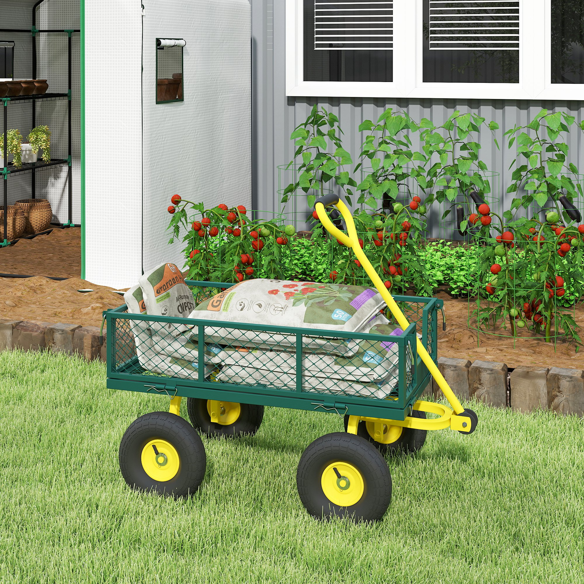 Un carrello da giardino verde con manico giallo, carico di sacchi, è sull'erba.