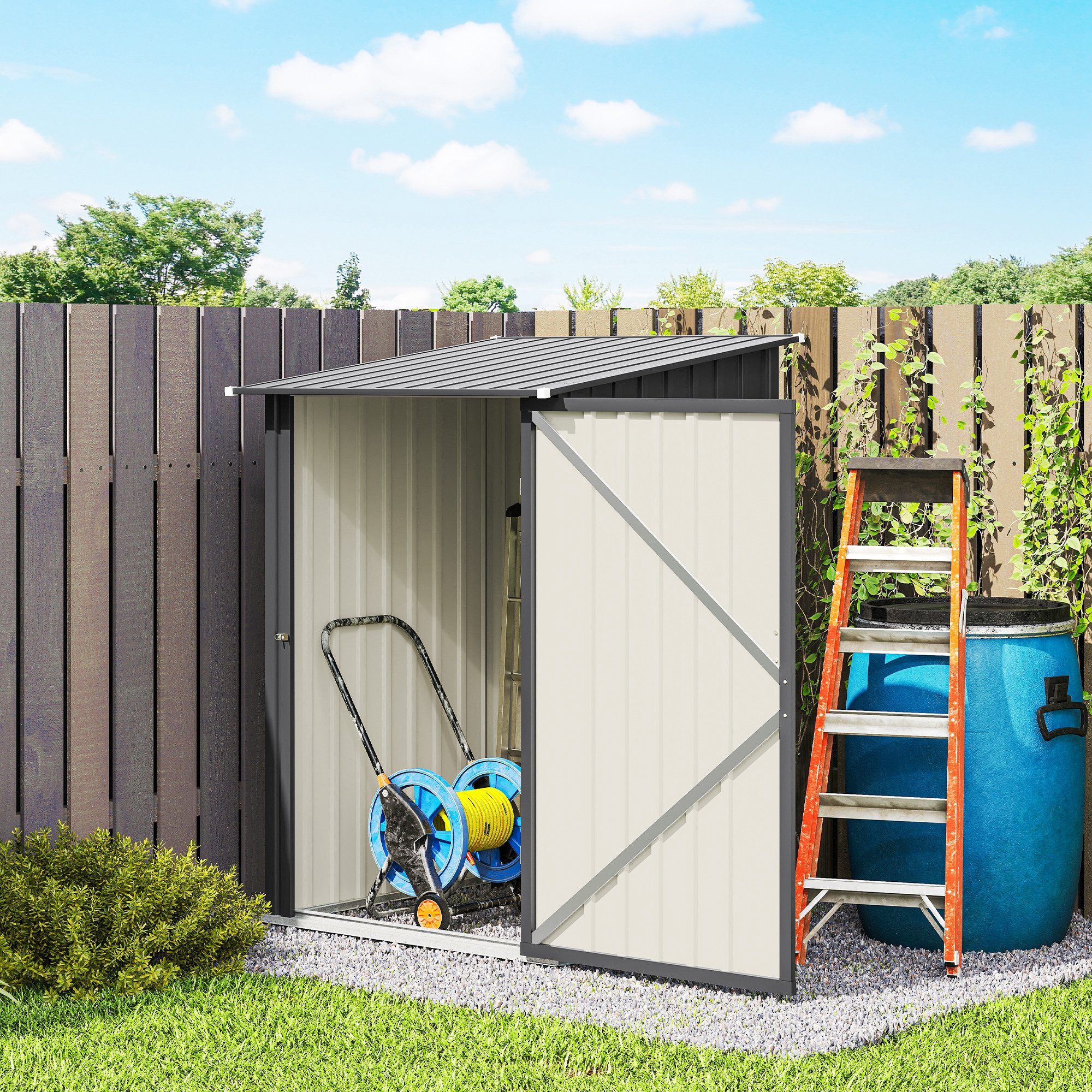Capanno da giardino con porta aperta, scala, botte blu, avvolgitubo e erba.
