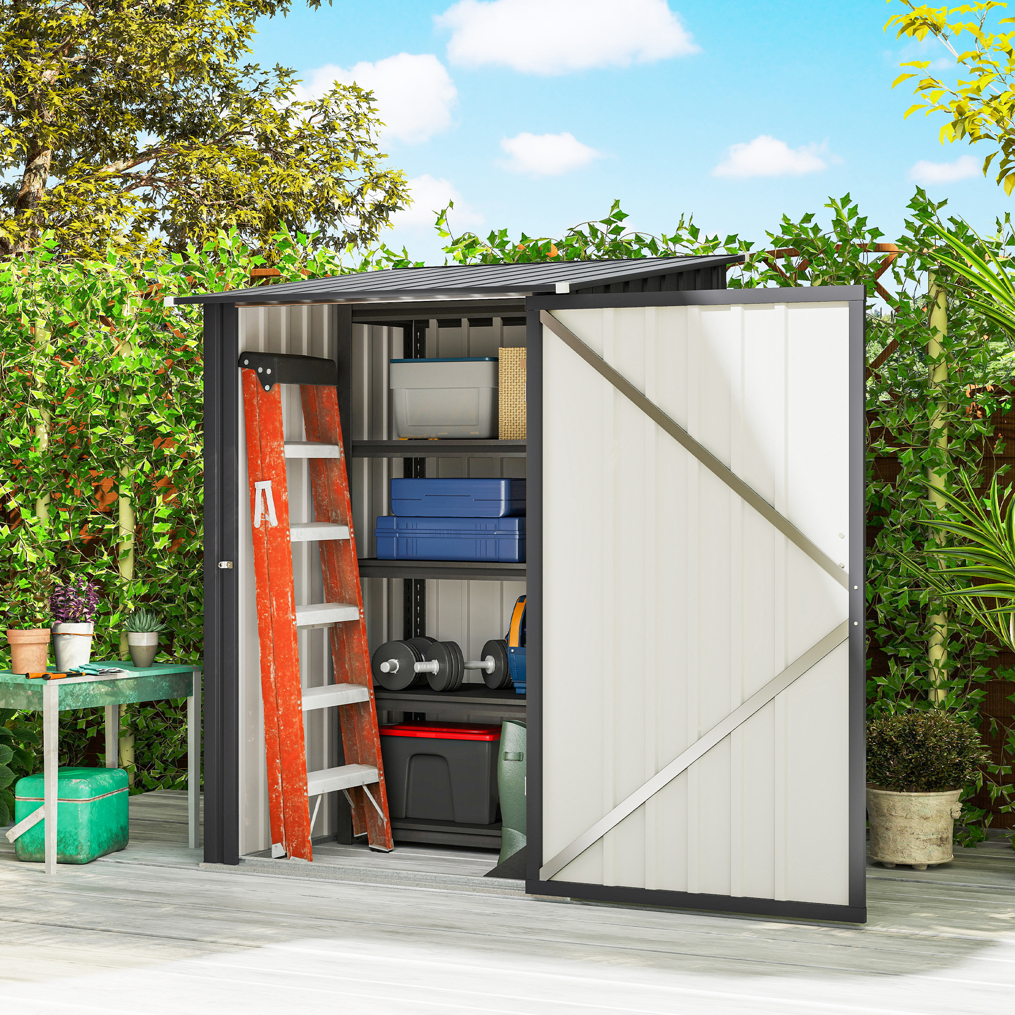 Una casetta da giardino aperta con scala, pesi e contenitori sugli scaffali.